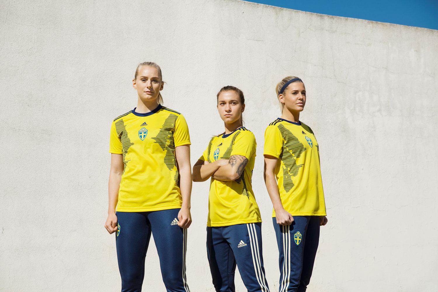 Stina Blackstenius, Julia Zigiotti Olme och Olivia Schough i nya VM-tröjorna. 