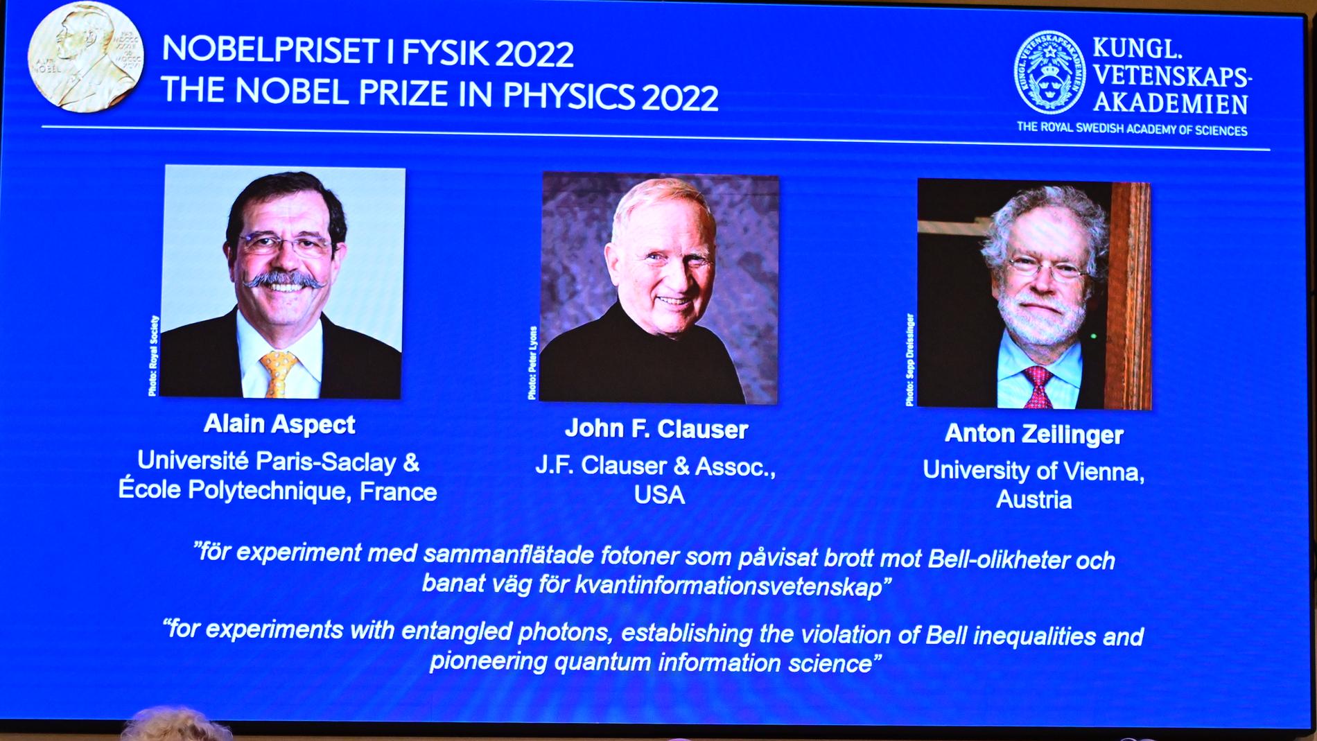 John F Clauser (i mitten) låg och sov när det meddelades att han tillsammans med två andra tilldelats Nobelpriset i fysik. Arkivbild.