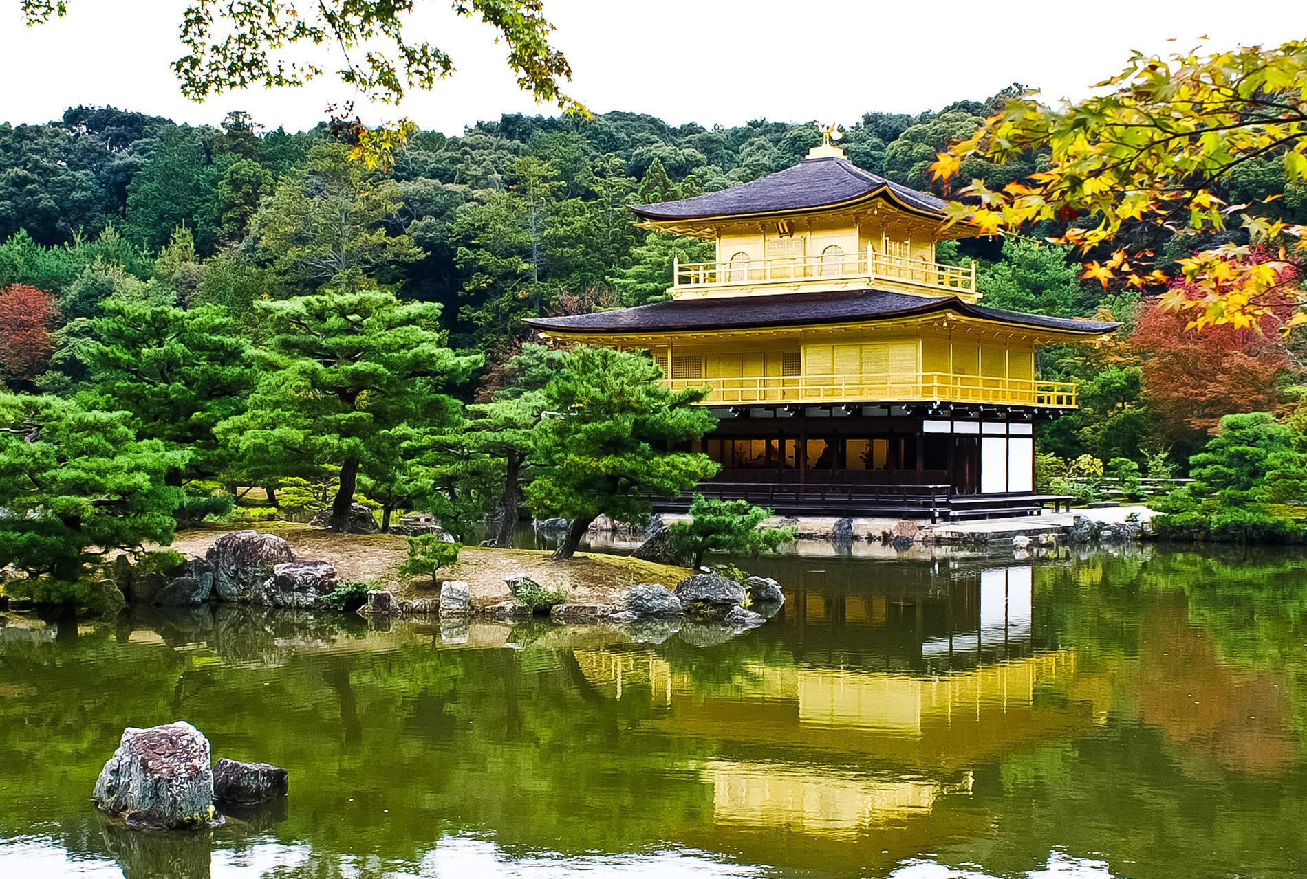 2. Kyoto, Japan Japans forna huvudstad Kyoto är en av landets bäst bevarade. Med över 2 000 tempel (varav Guldpaviljongen är det mest kända) och ett förbud mot skyskrapor slås man av stadens skönhet.