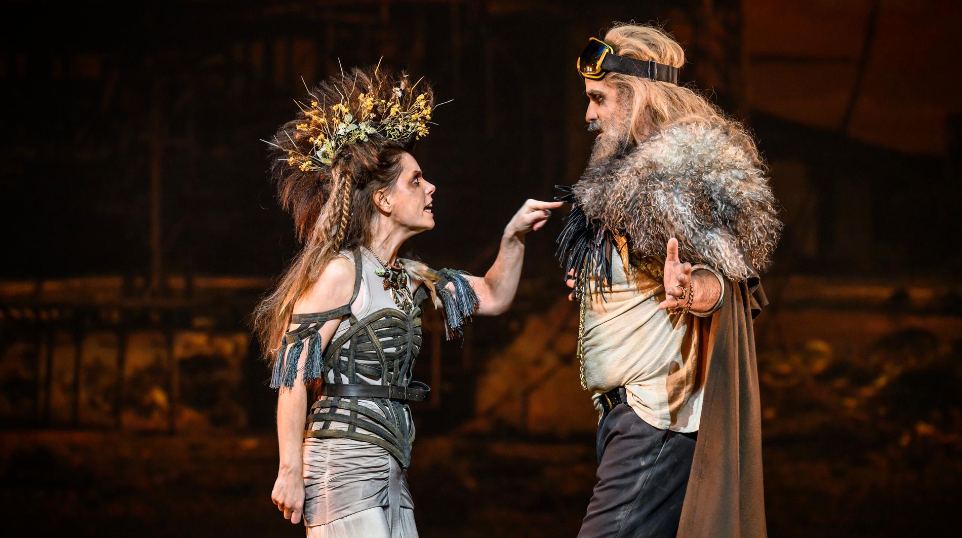 Vivianne Holmberg som Zerlina och Jeremy Carpenter som Don Giovanni i Kungliga Operans nya, Mad Max-inspirerade uppsättning.