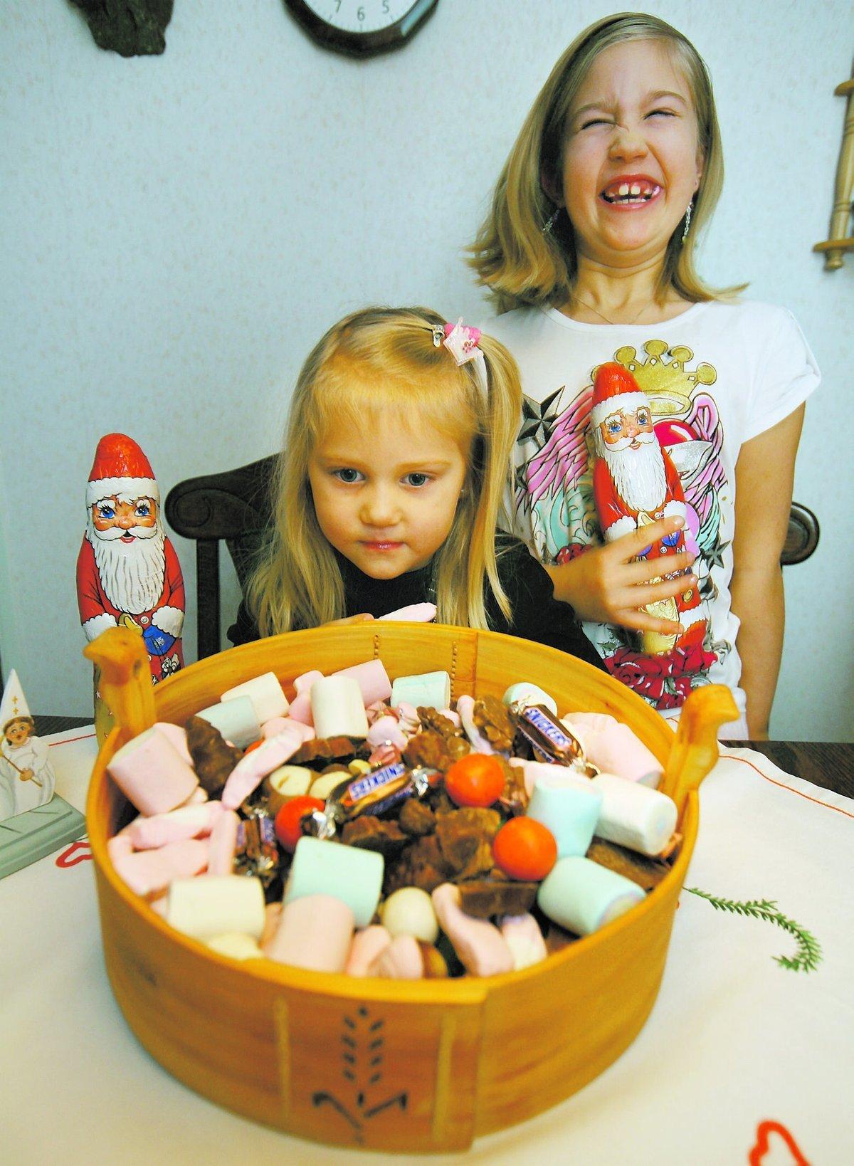 lugna och glada Tindra, 4, och Tanja, 7, äter gärna lite julgodis. Men de blir inte hyperaktiva, stressade eller ens piggare av sockerchocken. ” Nä, det har jag aldrig märkt”, säger Tanja.