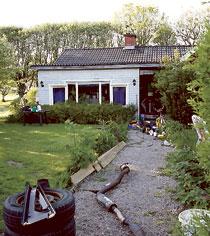 Gamla bildelar och leksaker ligger strödda i trädgården utanför huset där Mikael var på fest i lördags.