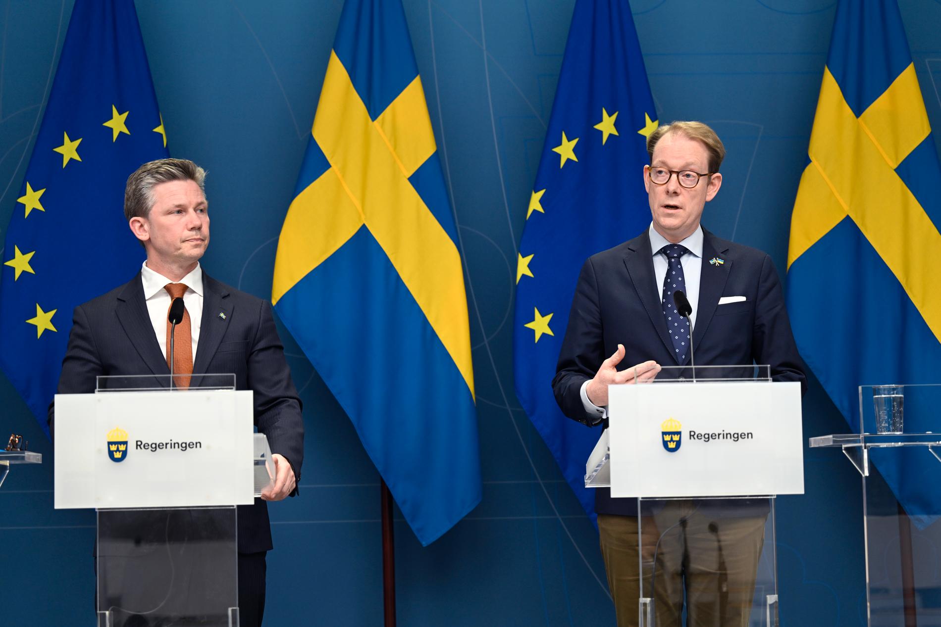 Försvarsminister Pål Jonson och utrikesminister Tobias Billström under pressträffen.