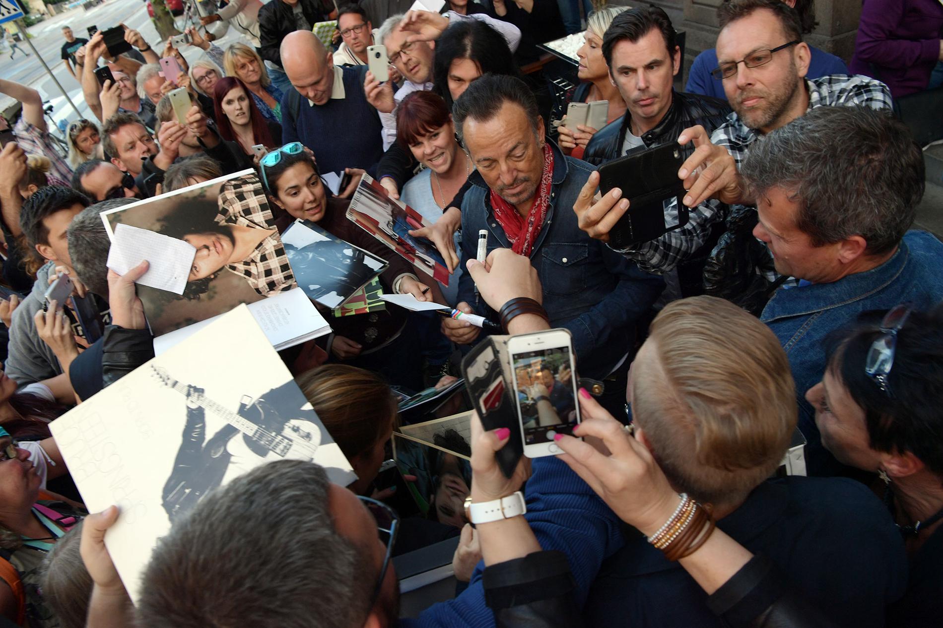 Bruce Springsteen möter fansen utanför hotellet på söndagskvällen.