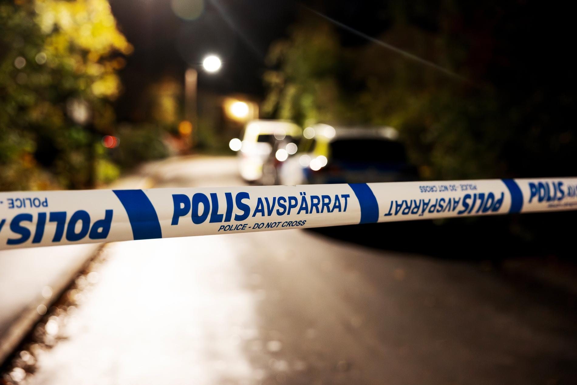En småbarnsfamilj boende i Västberga besköts i sitt hem natten mot torsdagen den 12 oktober. En man dog och två personer skadades.
