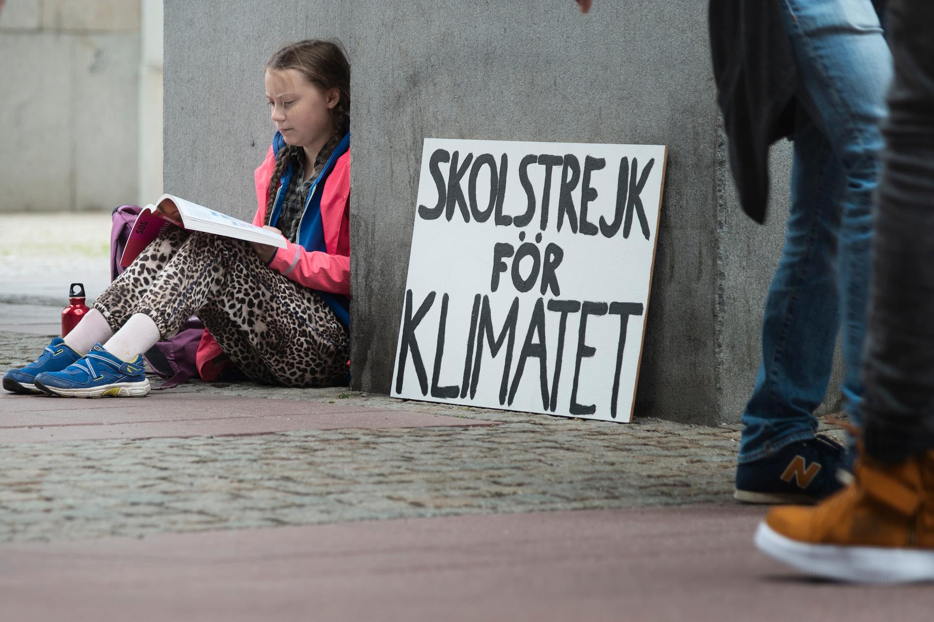 Greta Thunberg utanför riksdagen i augusti 2018 då hon inledde sin skolstrejk för klimatet.