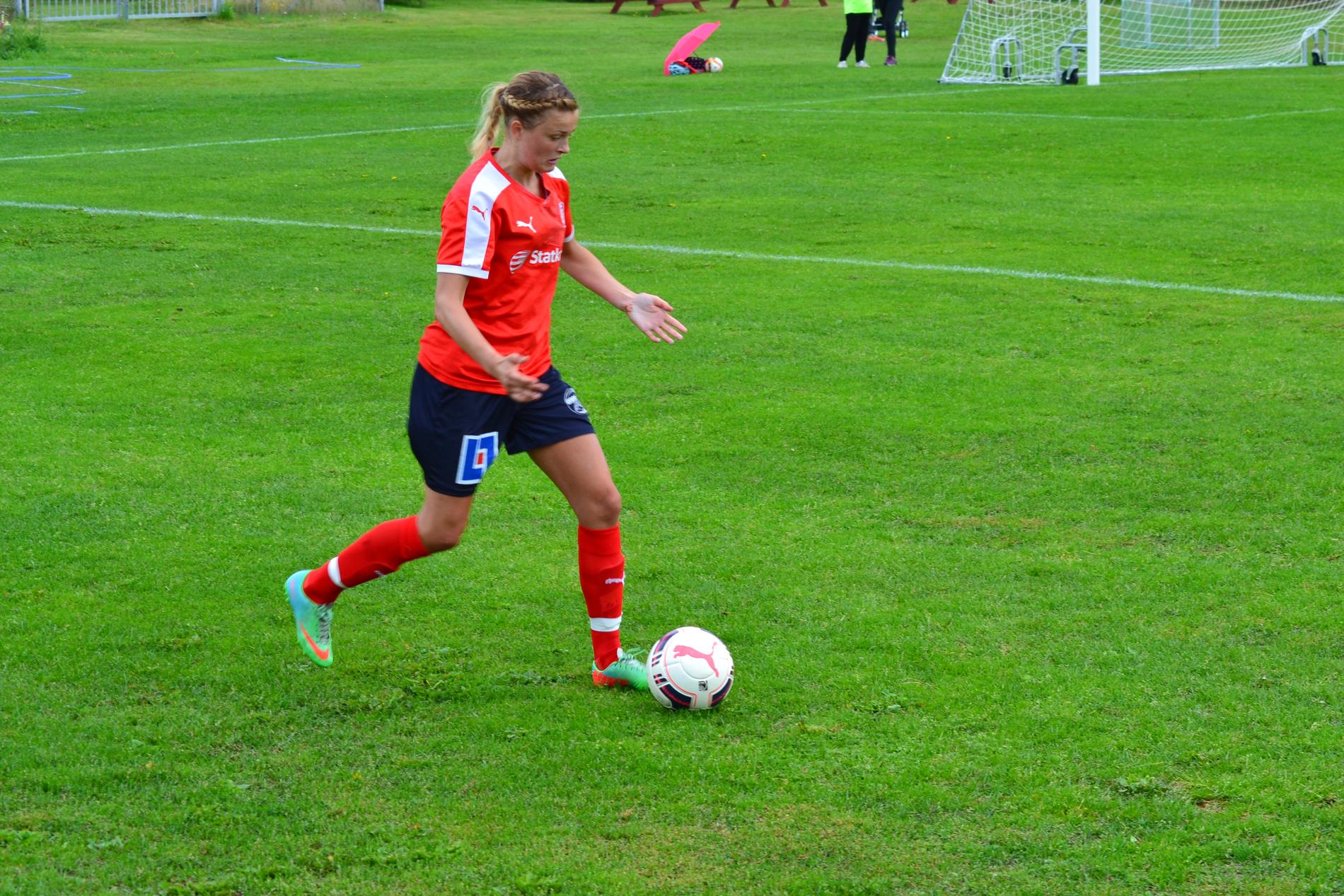 Frida Karlsson spelar fotboll.
