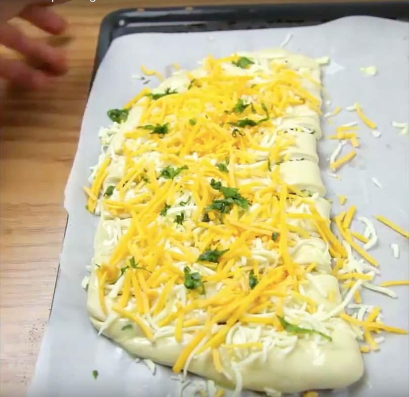 Sprinkla mozzarella, ost och basilika på ovansidan.