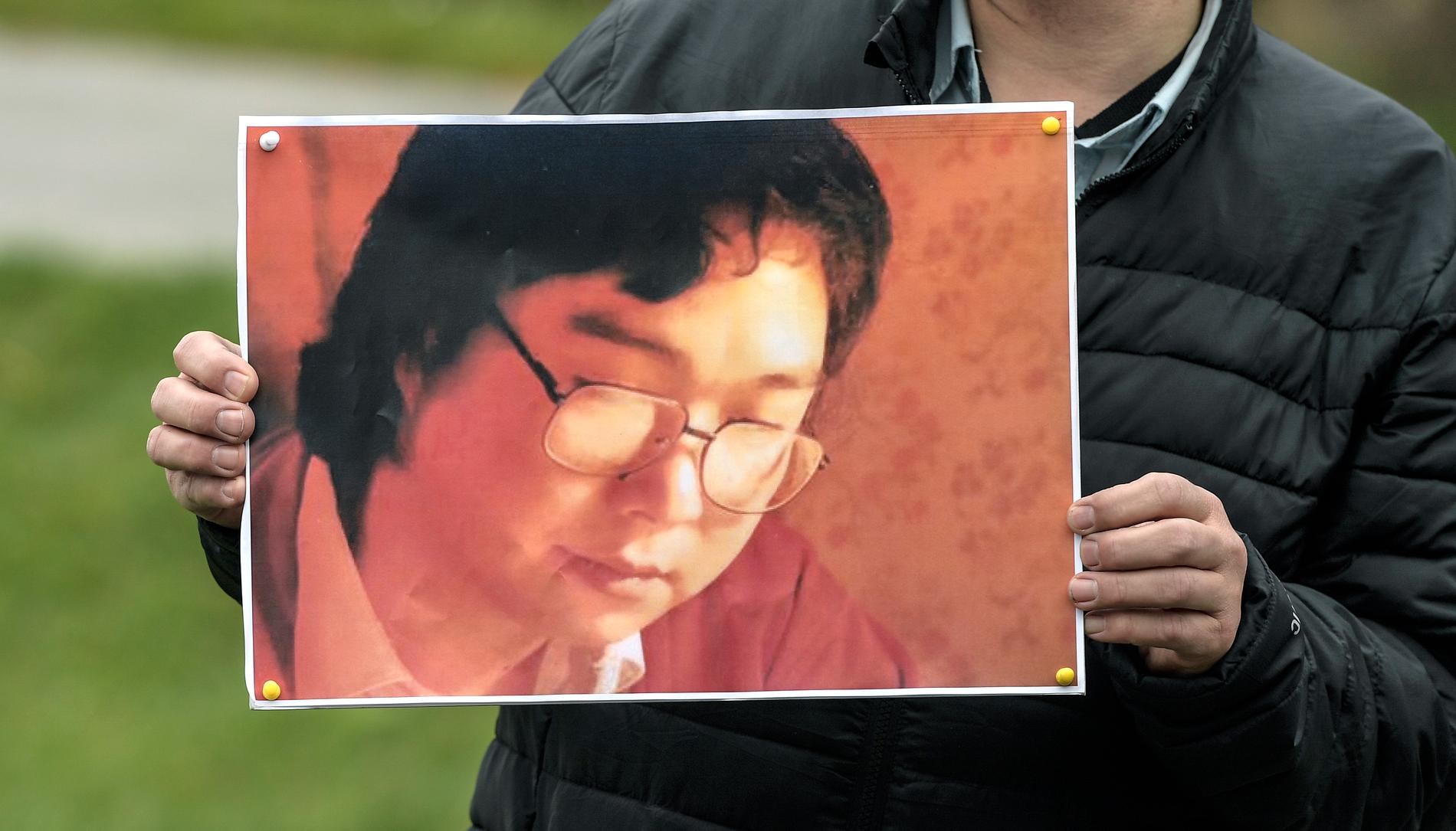 Gui Minhai har suttit fängslad i Kina sedan 2015. I dag skriver Kurdo Baksi och Martin Kaunitz ett öppet brev till kulturminister Parisa Liljestrand med uppmaningen att visa solidaritet och stödja yttrandefriheten. Foto från en tidigare stöddemonstration.