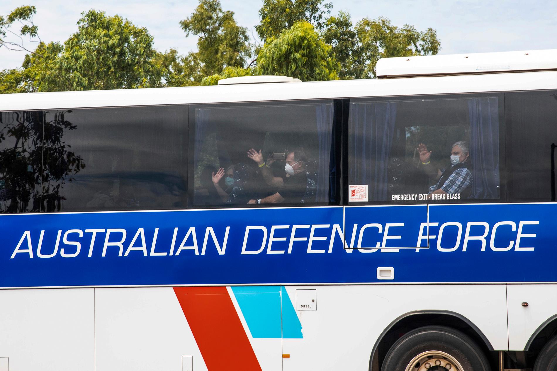 Australier som har evakuerats från virusfartyget Diamond Princess kom under torsdagen till Darwin i norra Australien.