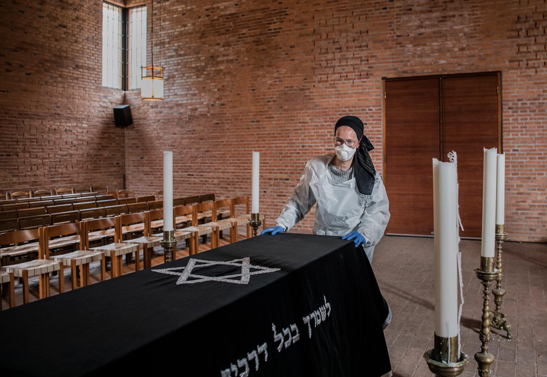 Sedan i slutet på mars har Anna Nachman haft 25 judiska begravningar som varit coronarelaterade. 