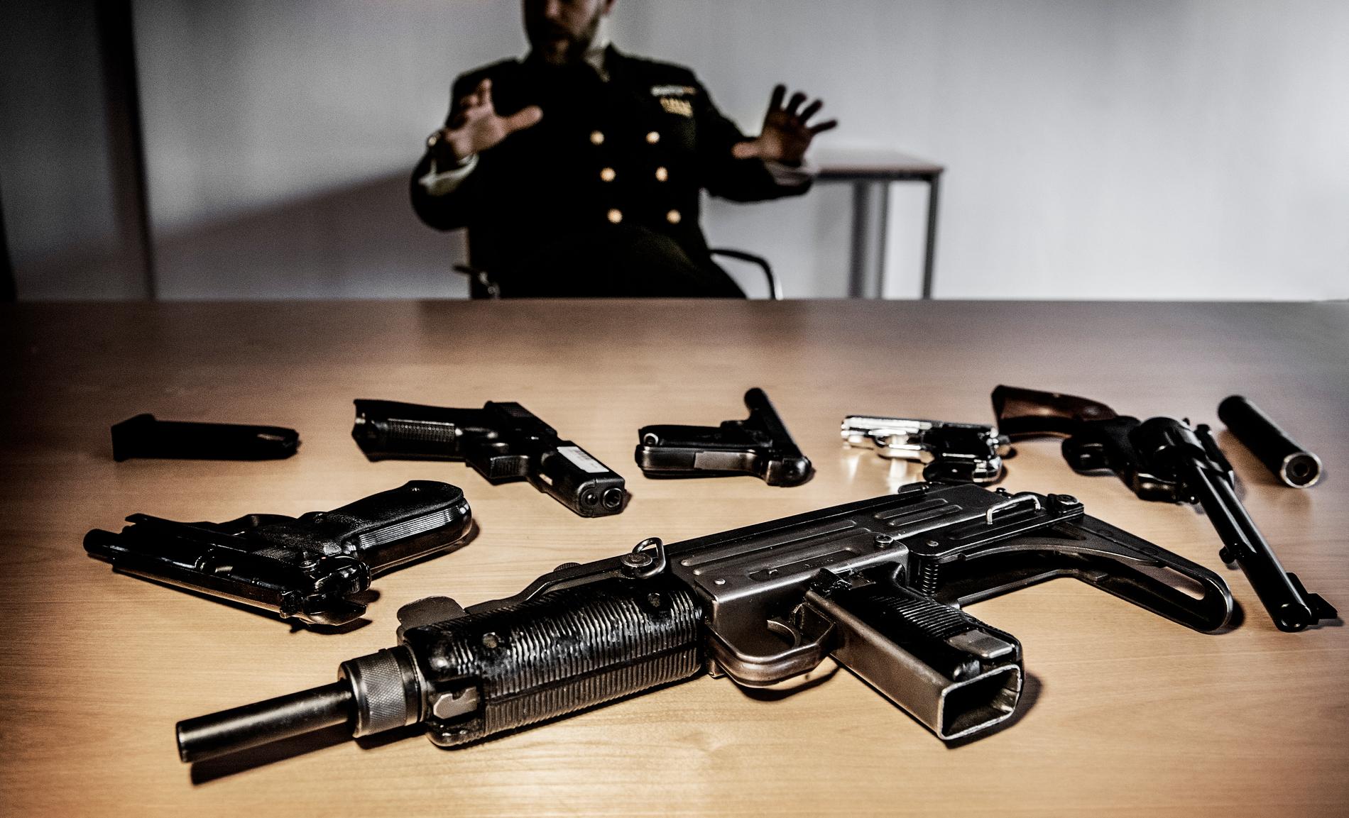Tullverkets underrättelseenhet i Stockholm visar beslag av illegala vapen.