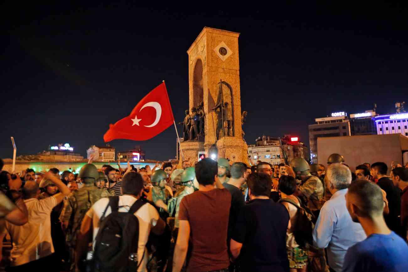 Många turkar tog sig ut på gator och torg för att protestera.