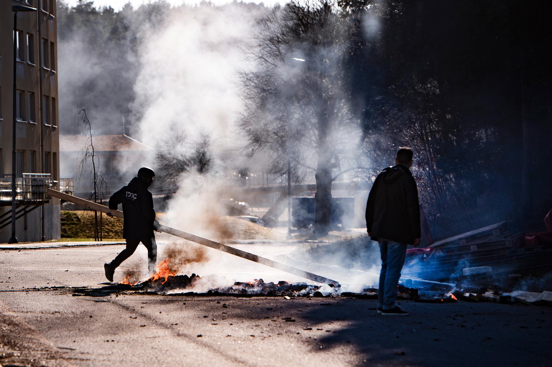 Oroligheter med stenkastning mot polisen och bilbränder i Norrköping.