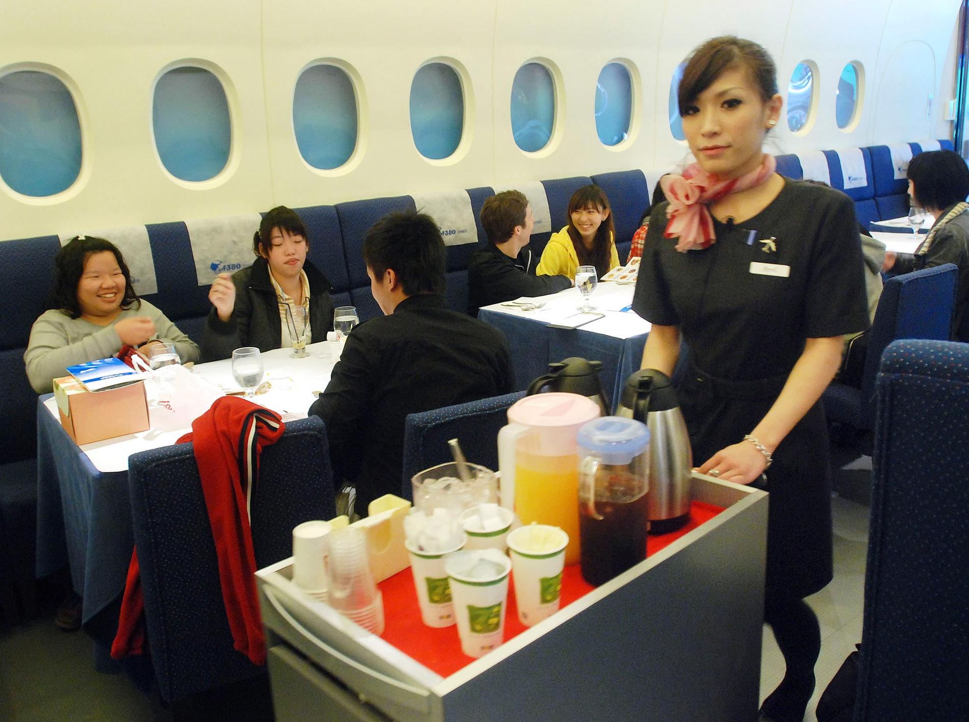 A380 KTICHEN Ligger i Taiwans huvudstad Taipei. Här hälsas du "välkommen ombord" av servitriser i flygvärdinneuniformer och inredningen liknar så långt möjligt ett flygplans – en del rätter serveras till och med på plastbricka. Av 84 platser är 20 i ”första klass”. Läs artikel om A380 Inflight kitchen