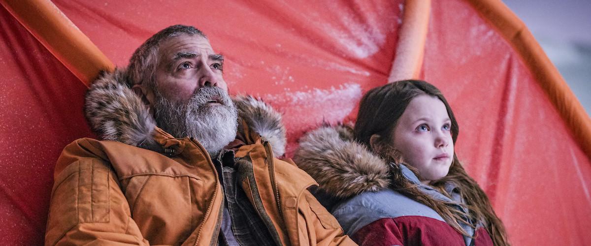 George Clooney och Caoilinn Springall i ”The midnight sky”.