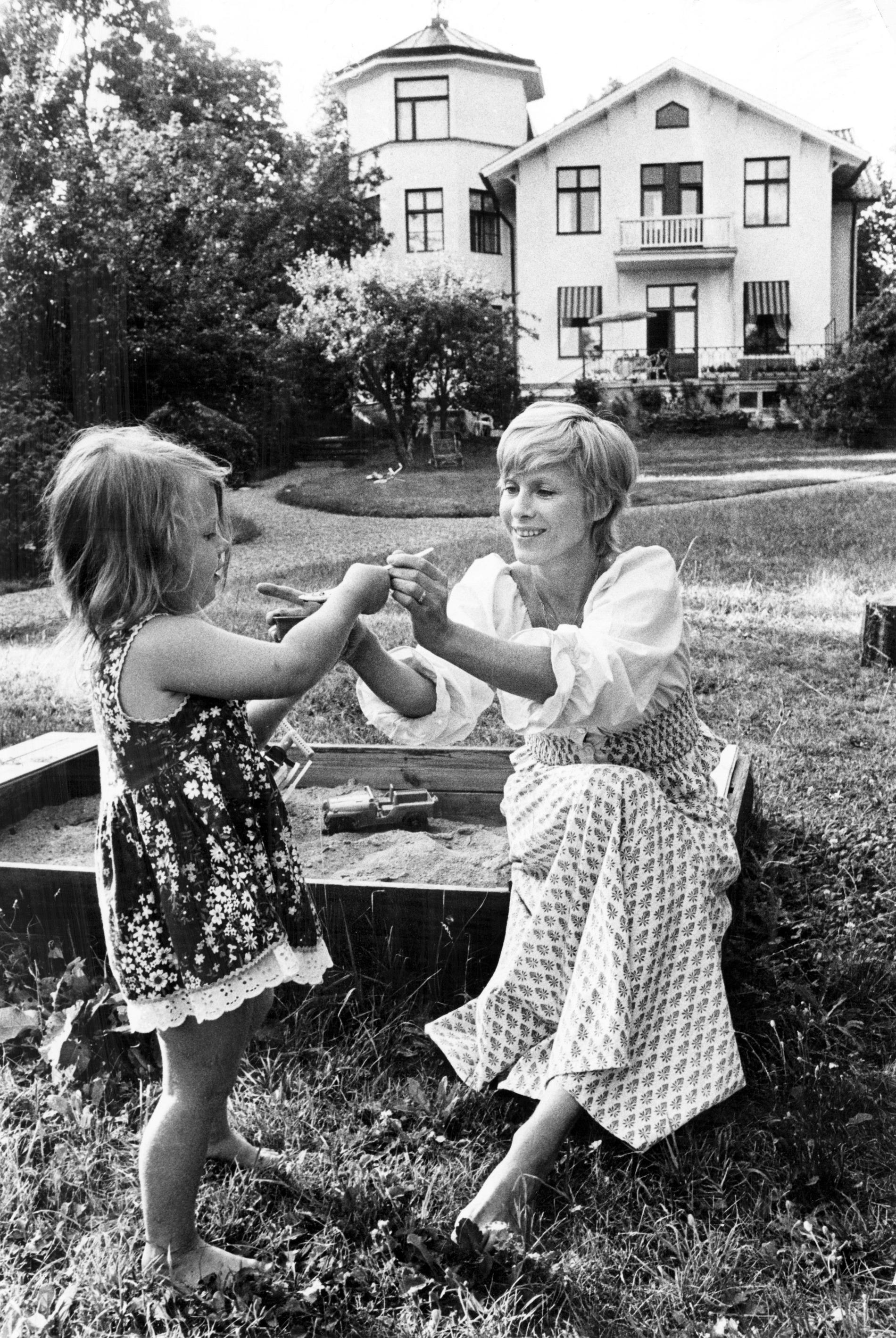 Bibi Andersson med dottern Jenny utanför hennes hus på Lidingö 1975. 