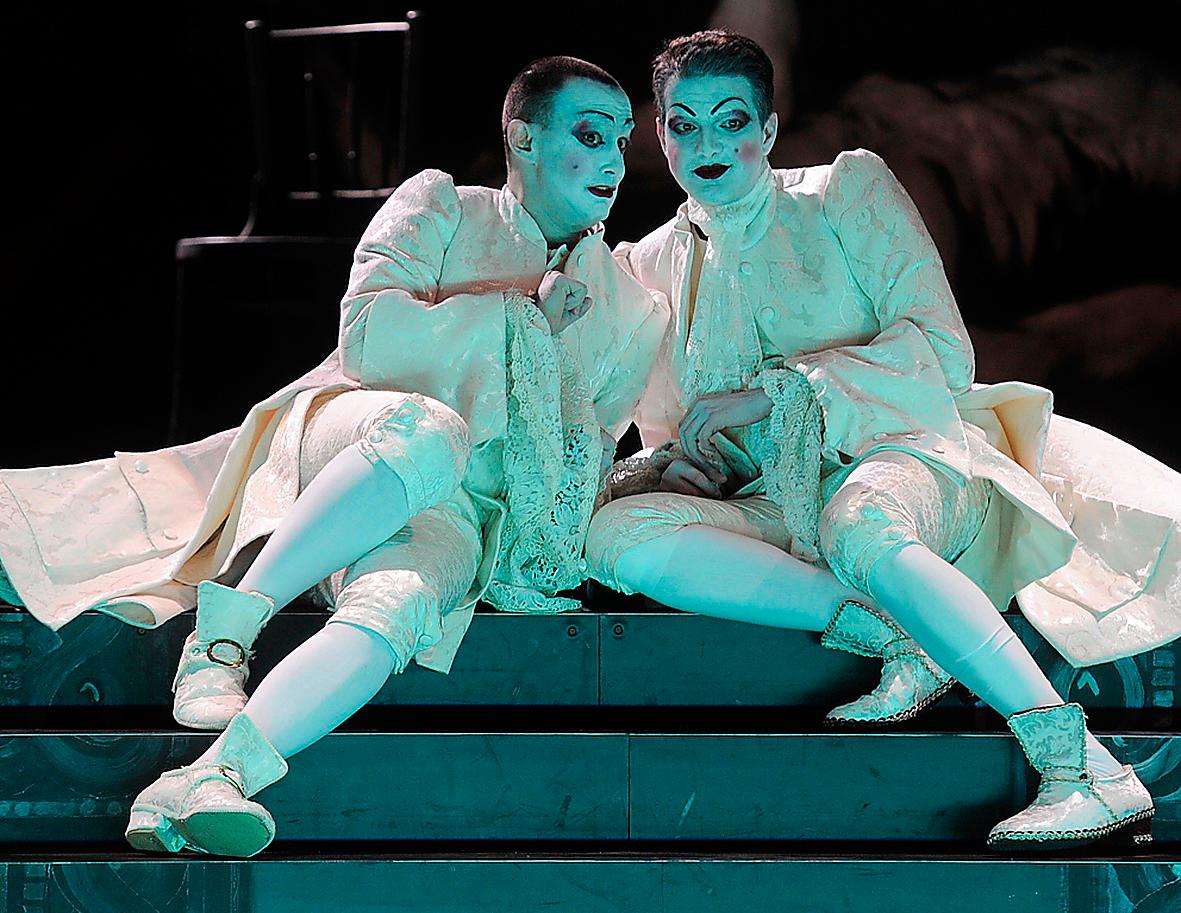 Franco Fagioli och Vince Yu i ”Artasersce” på operan i Versailles. Foto: Julian Laiding