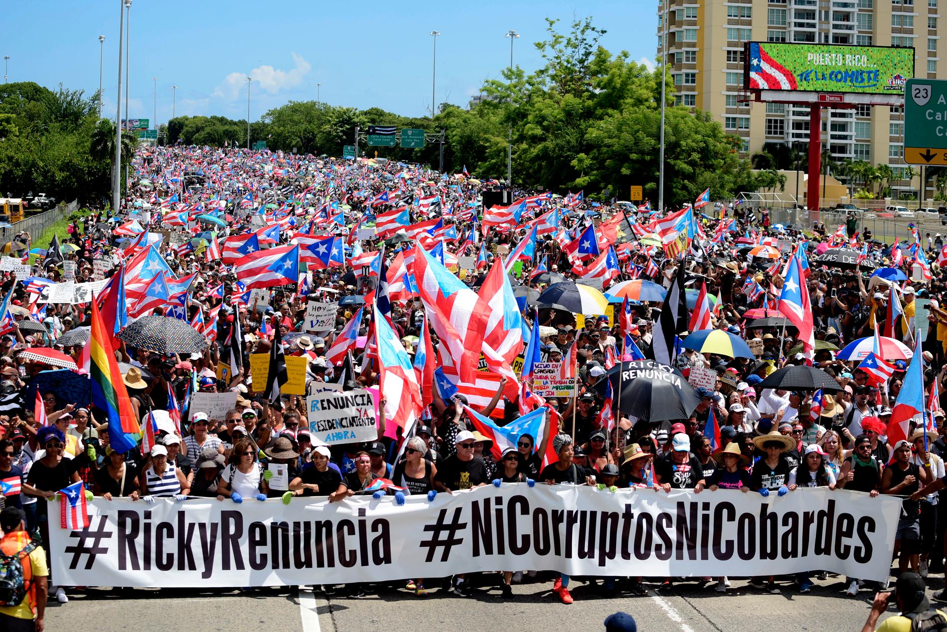 Hundratusentals tågade genom Puerto Ricos huvudstad San Juan med krav på guvernören Ricardo "Ricky" Rossellós avgång.