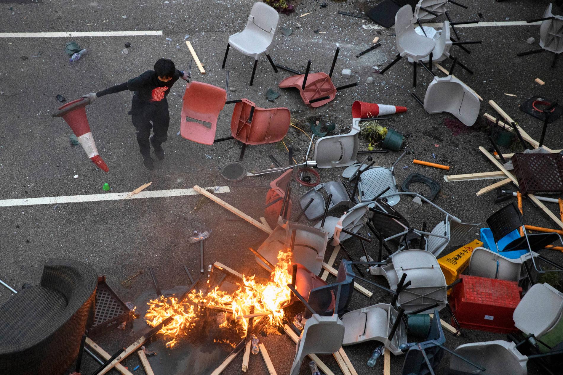 En barrikad som demonstranter byggt upp i Hongkong under torsdagen.