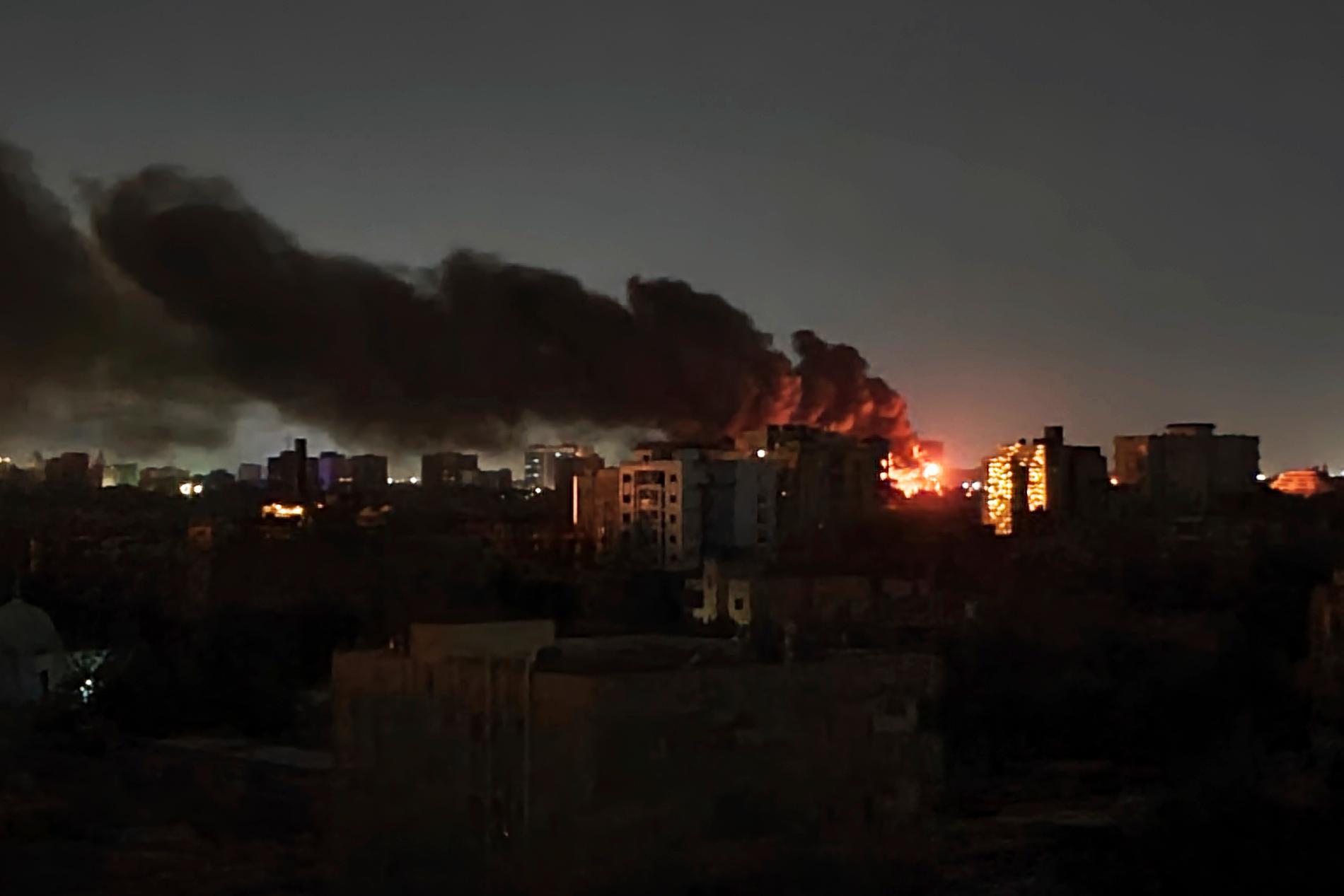 Röken stiger över Sudans huvudstad Khartum efter attacker under söndagen.