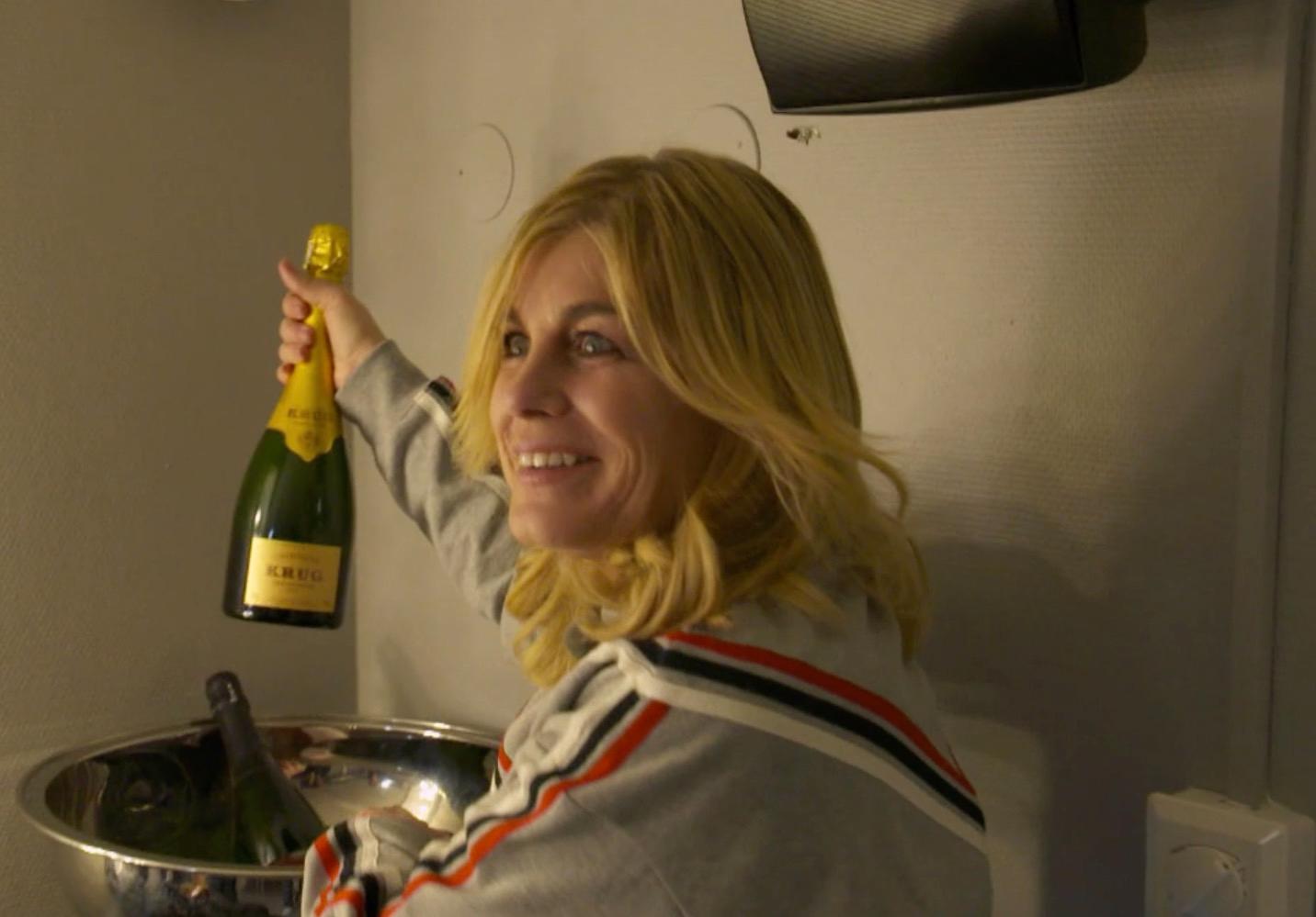 Pernilla Wahlgren är överlycklig över sin champagne