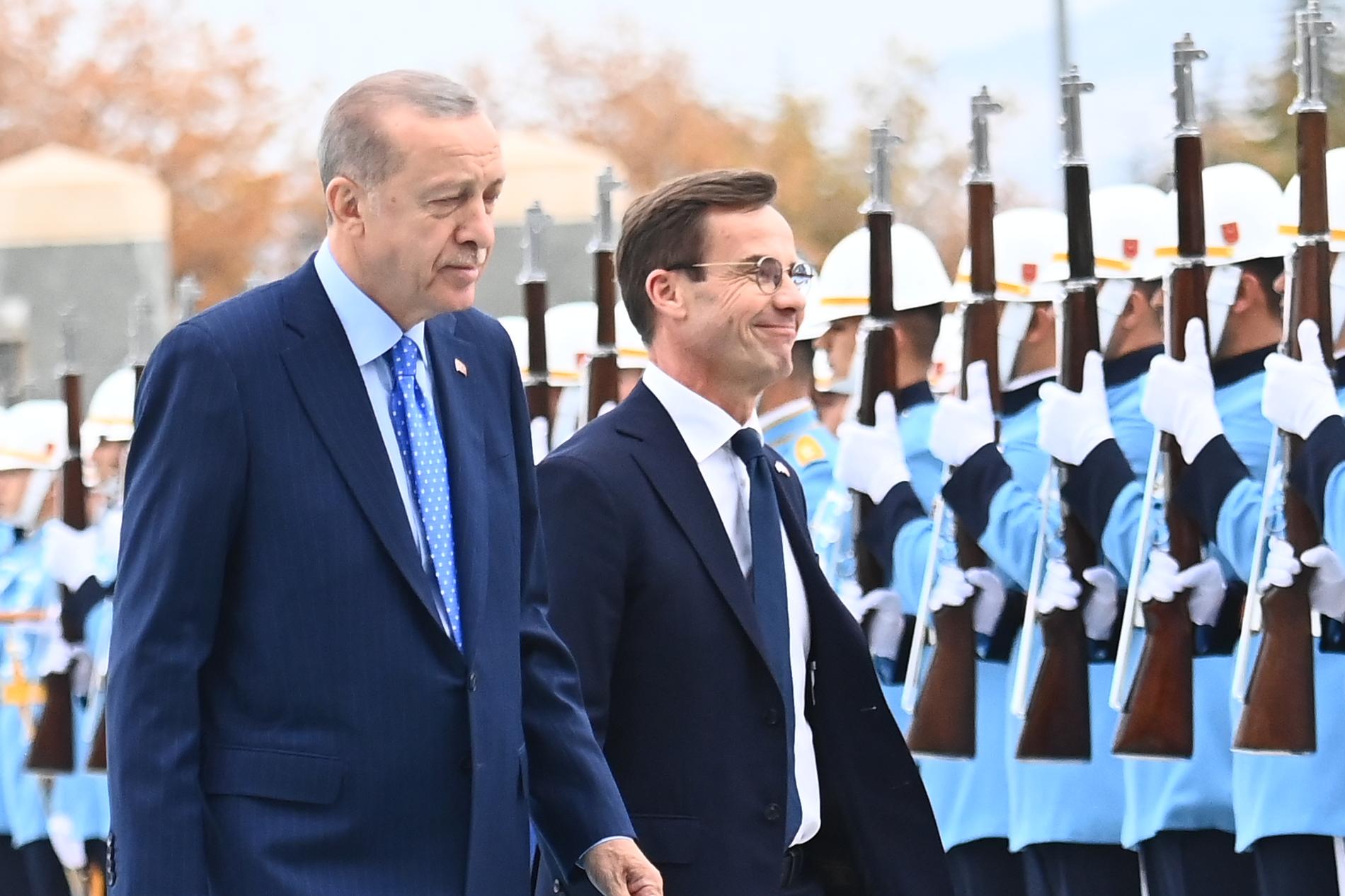 Kristersson och Erdogan på väg upp mot palatset.