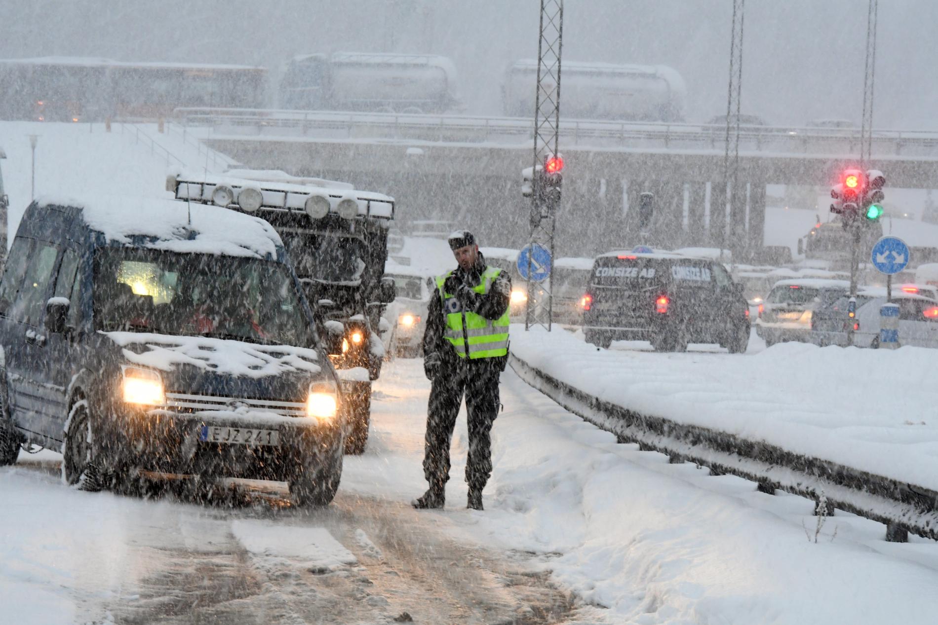 ARKIVBILD. Mycket trafik väntas i dag är eftersom många bilister är på väg till sitt julfirande.
