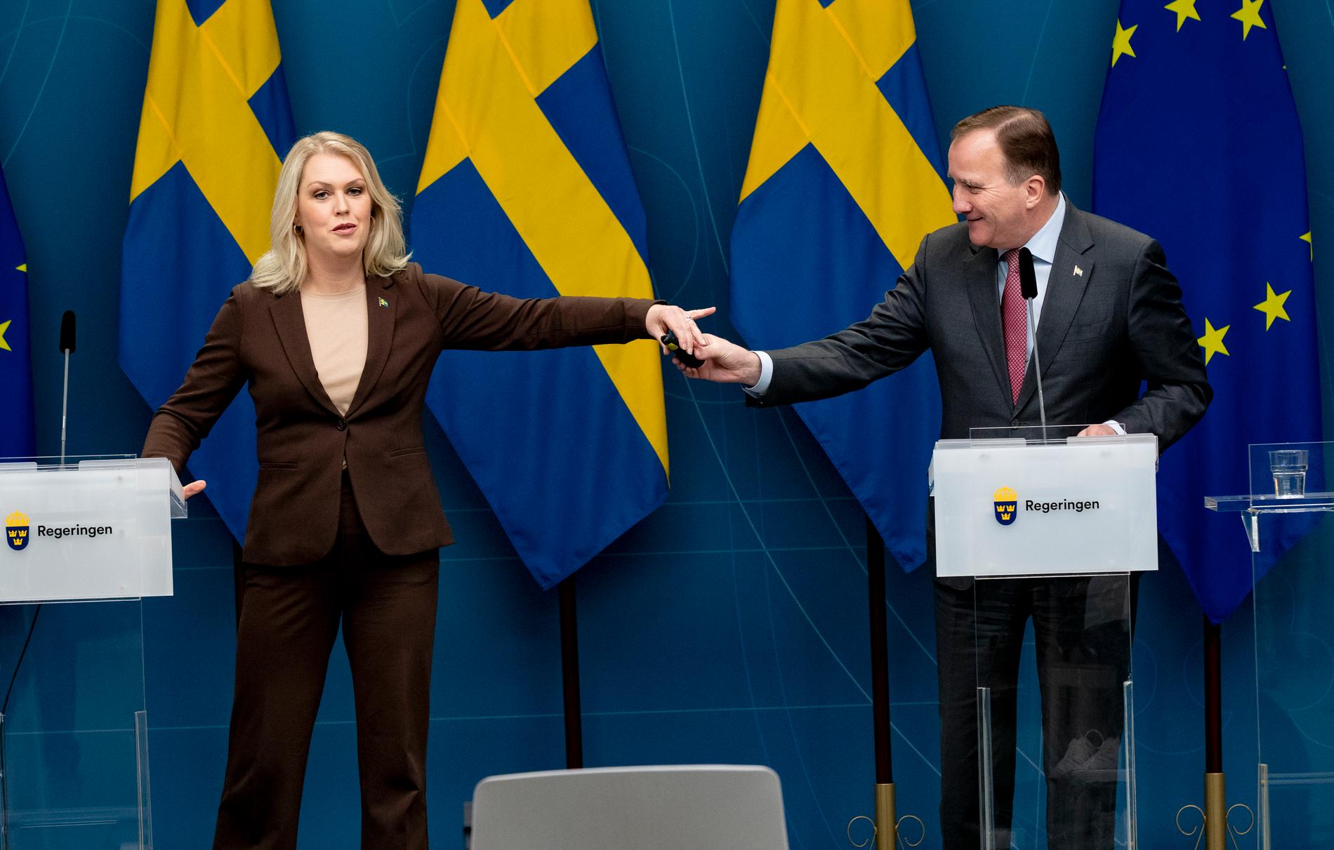  Socialminister Lena Hallengren (S) och statsminister Stefan Löfven (S) på en pressträff om ytterligare åtgärder för att stoppa en andra coronavåg.