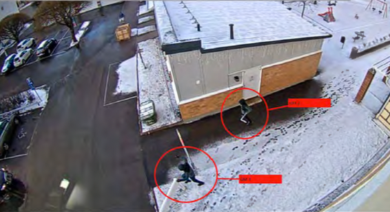 De två beväpnade gärningsmännen flyr tillbaka mot bilen efter att ha skjutit 19-åringen. De fastnade då på en film från en övervakningskamera.