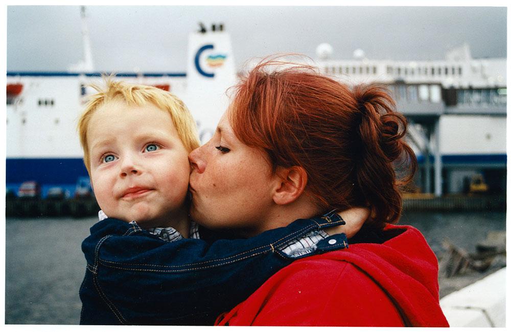 Odin och hans mamma Katrine. Odin är fyra år gammal och familjen ska åka på semester till Danmark.