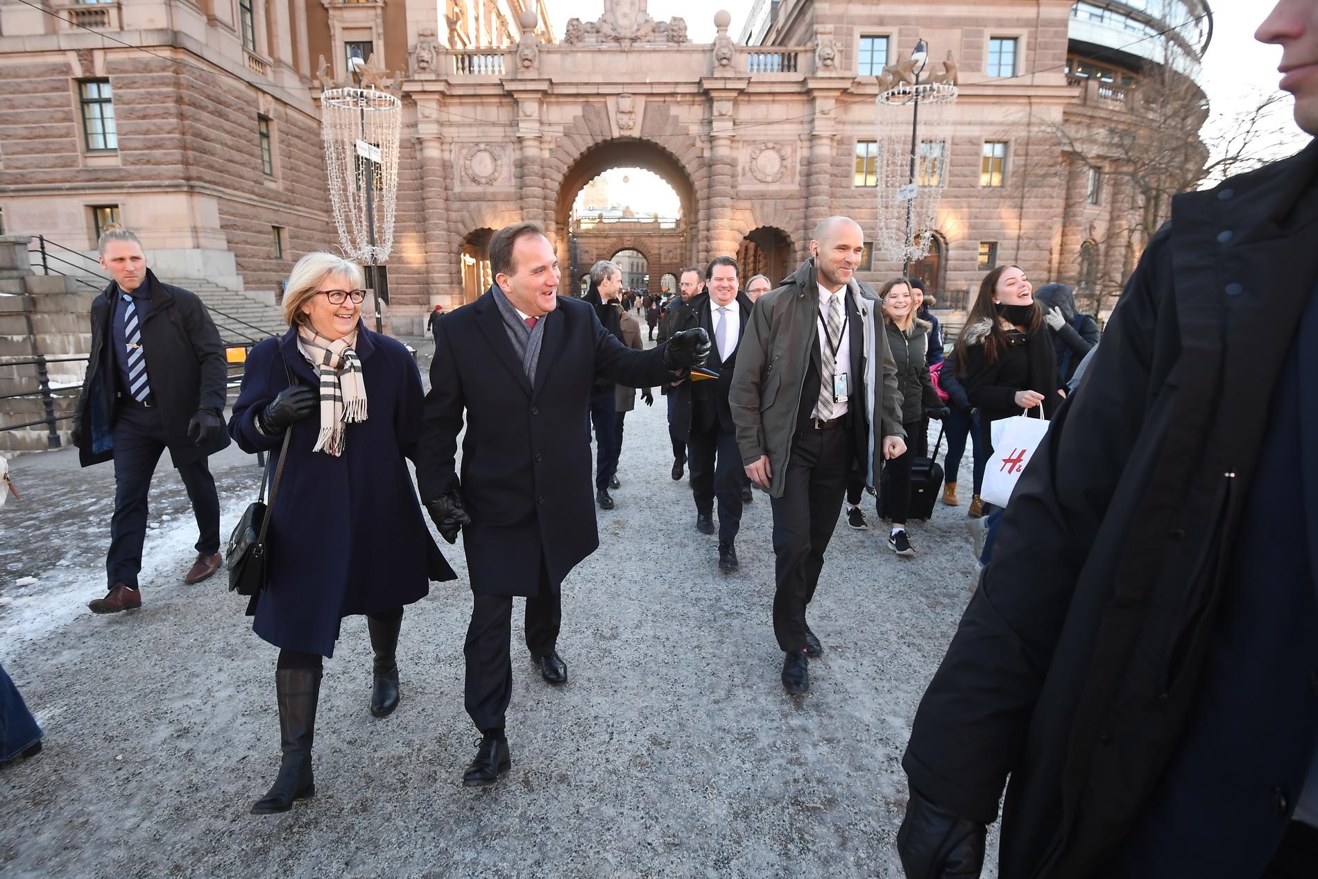 Statsminister Stefan Löfven (s) lämnar riksdagshuset tillsammans med sin fru Ulla.