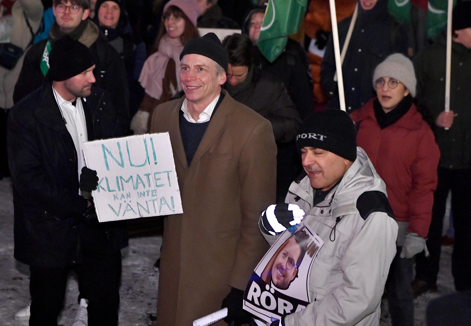 Miljöpartiets språkrör Per Bolund (MP) demonstrerar i opposition mot statsbudgeten.