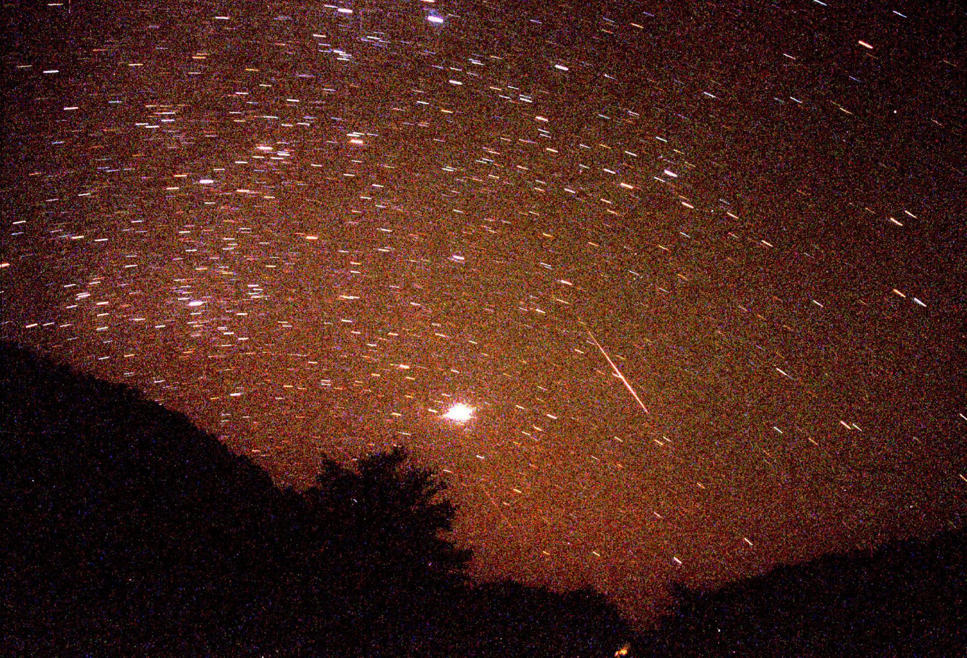 Spektakulär upplevelse. Om vädergudarna vill kommer vi i att kunna se ett meteorregn skina på himlen i natt. Bilden visar ett regn av meteorer (Leoniderna).