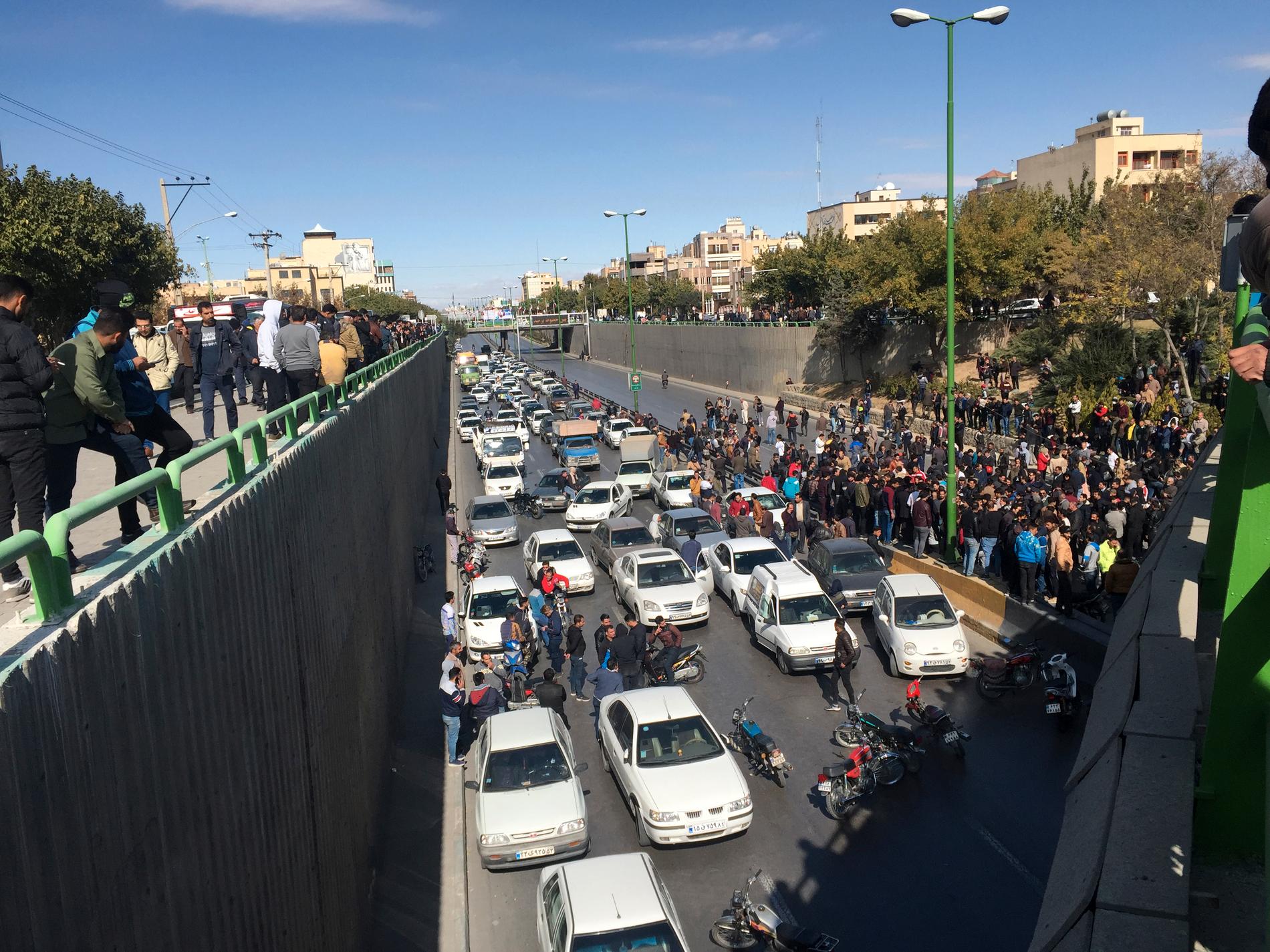 Bilar blockerar en väg under protesterna mot det höjda bensinpriset. 