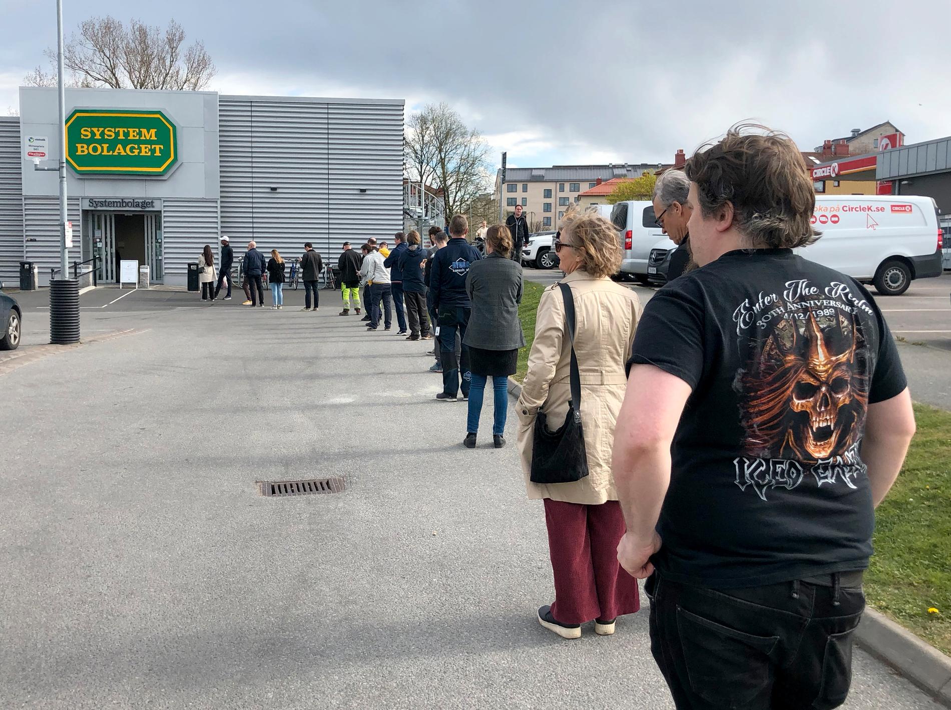 Köerna blir mycket långa utanför Systembolaget i Munkebäck i Göteborg när det på grund av smittrisken bara får vara ett visst antal personer samtidigt i butiken för att köpa alkohol. Arkivbild