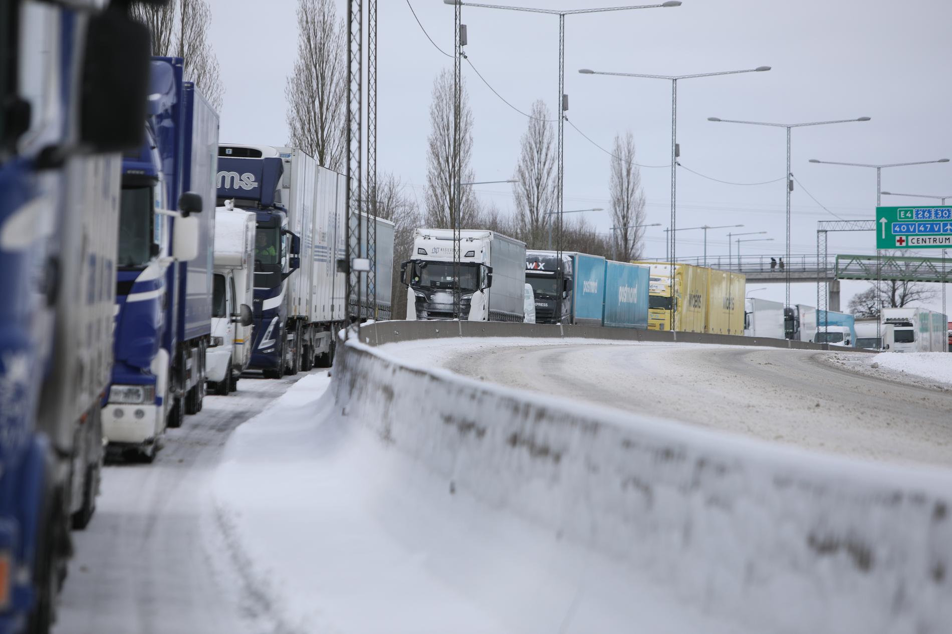 Köer av bilar och lastbilar på E4 norrgående utanför Jönköping.
