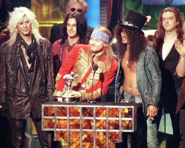 Guns N’ Roses tar emot pris på en MTV-gala 1992.
