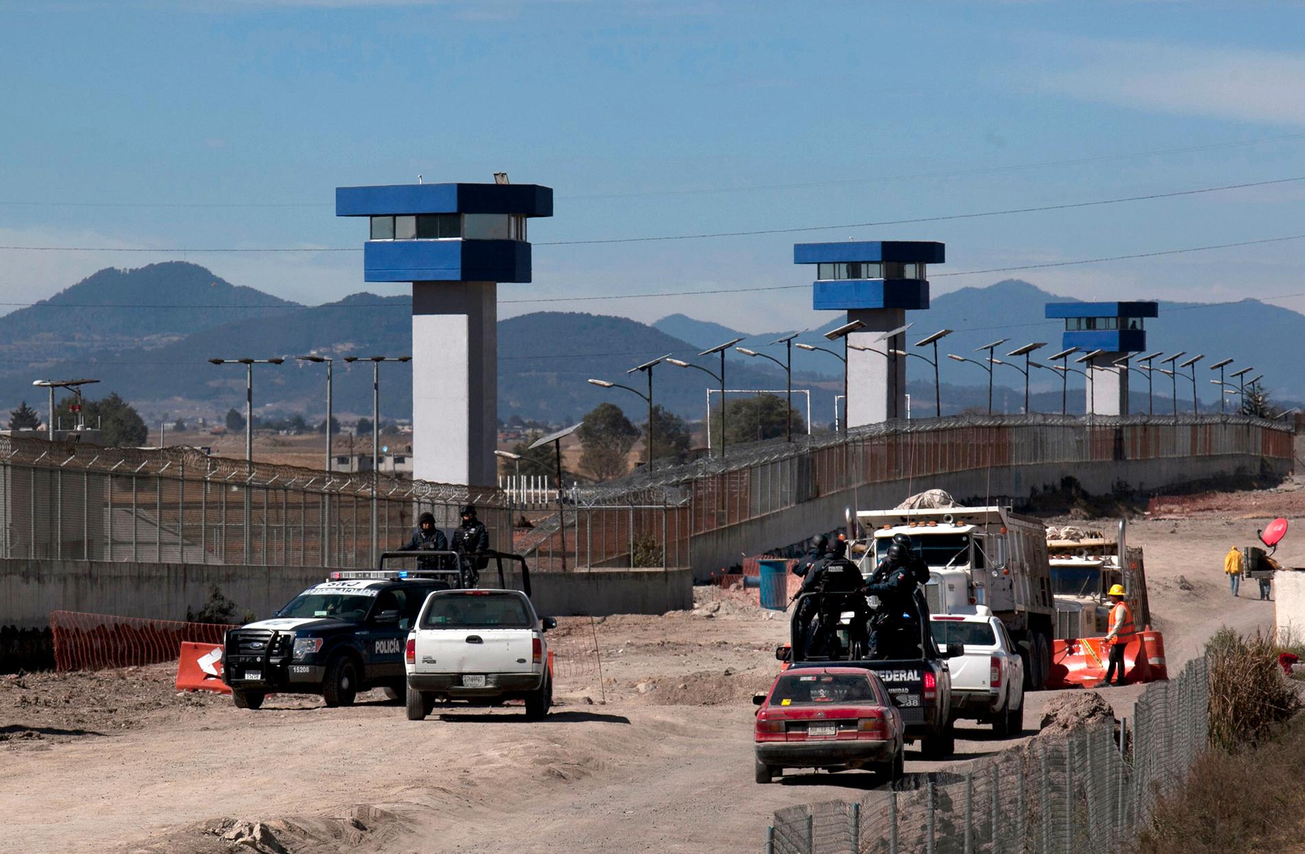 Federala polisen patrullerar utanför högsäkerhetsfängelset  Altiplano dit Joaquin "El Chapo" Guzman förts. Det är samma fängelse varifrån han flydde genom en tunnel den 11 juli 2015. ,