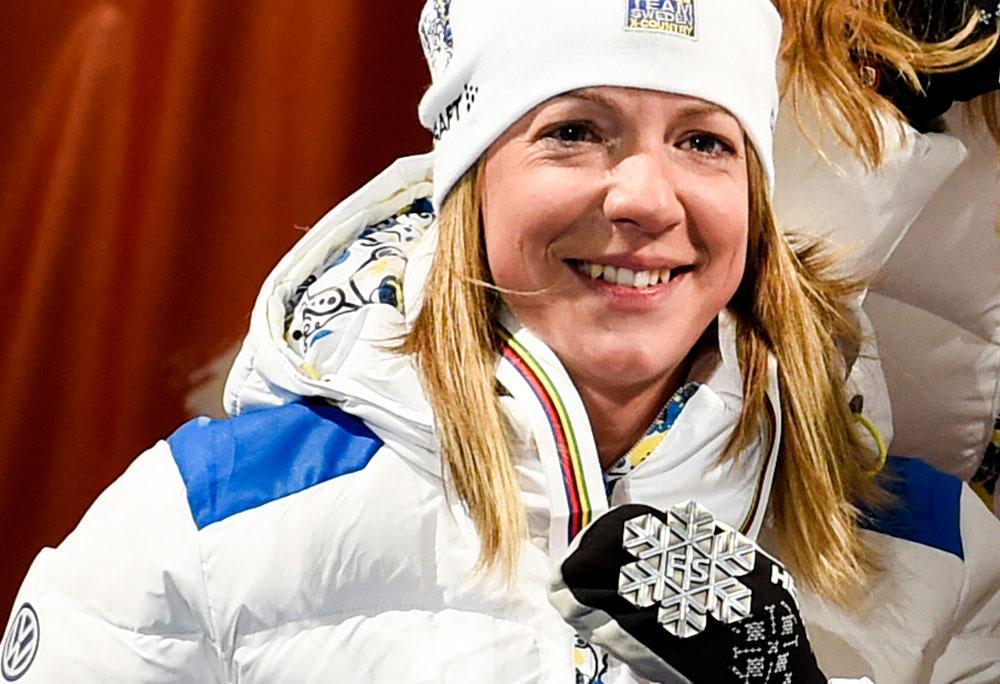 Sofia Bleckur med silvermedaljen från stafetten i skid-VM