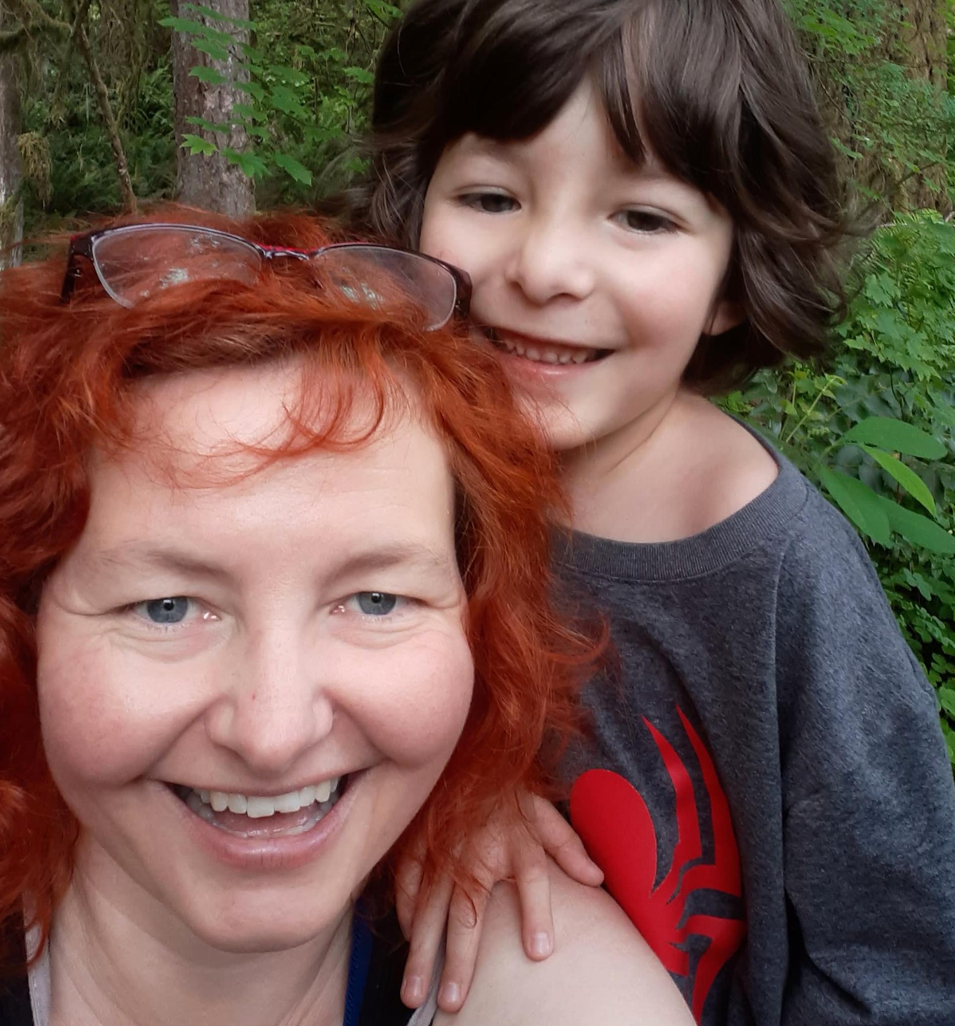 Anna Björndotter och hennes son Viggo, 6. ”Skogen vi leker i på bilden, som vi älskar, finns inte kvar längre”.