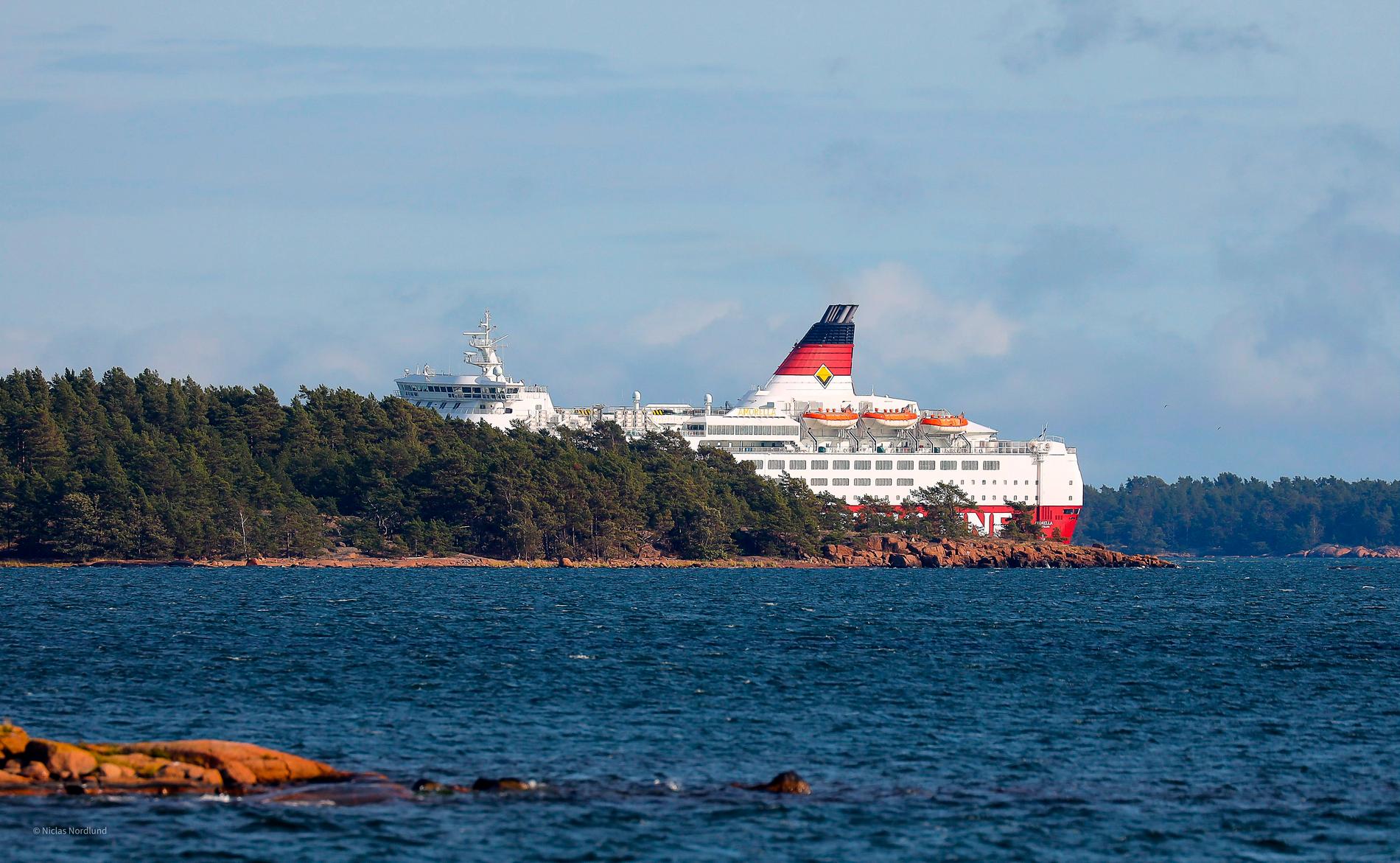 Viking Line-fartyget Amorella har gått på grund utanför Åland. Runt 280 personer finns ombord på fartyget – men ingen ska ha kommit till skada.