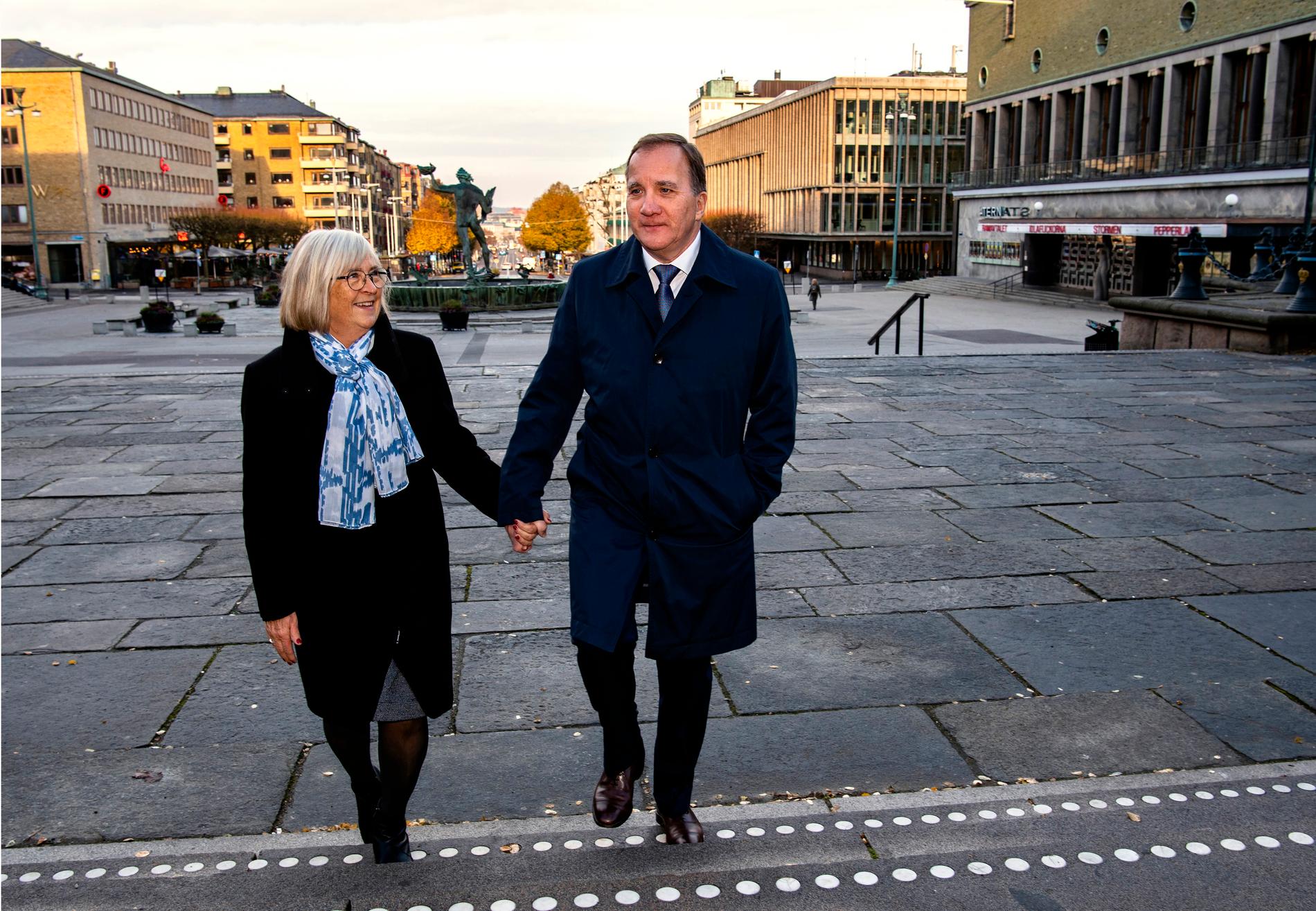 Sista morgonen som partiledare för Socialdemokraterna promenerar Stefan Löfven tillsammans med Ulla Löfven på Götaplatsen i Göteborg. Här höll han sitt första tal som partiledare 2012.