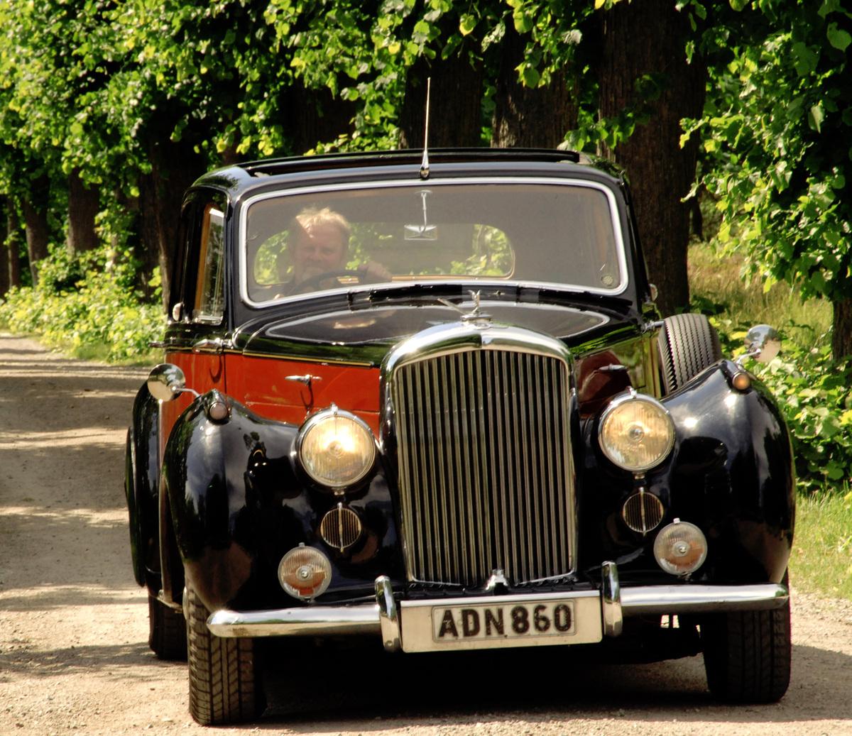 Den första Bentleyn med en egen standardkaross var 1946 års Mark VI. Modellen förbättrades för varje år. 1951 ökades cylindervolymen till 4,5 liter, vilket gjorde det möjligt att nå den magiska toppfarten 100 miles/timme. Året därpå bytte modellen namn till R-type.