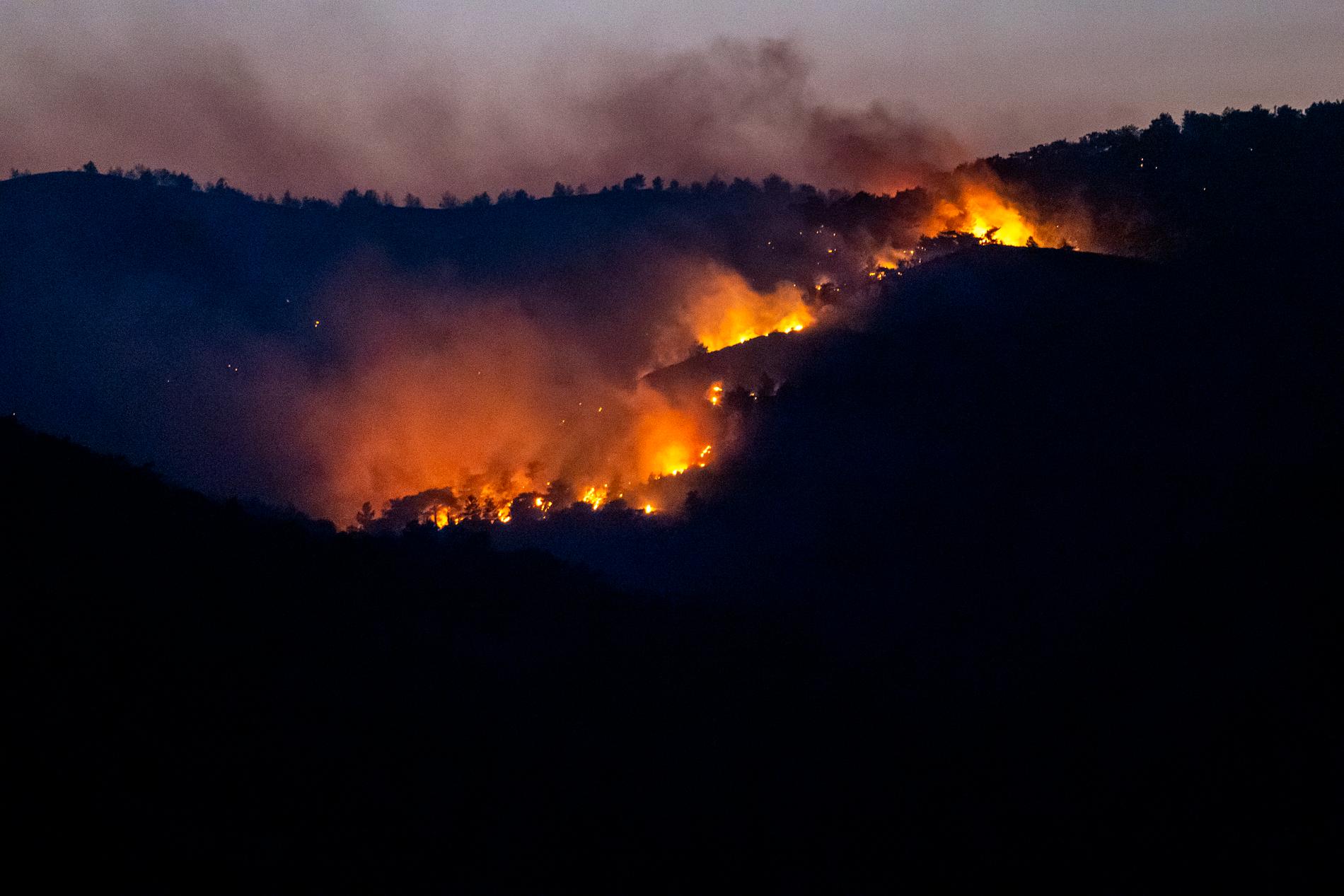 Branden rasar i bergen nära Lindos.