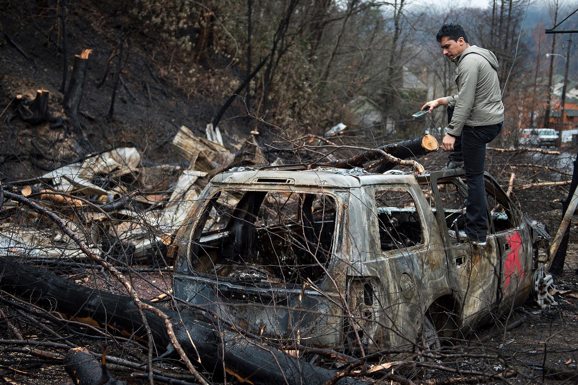 Allan Rivera vid vad som återstår av hans hem efter branden.