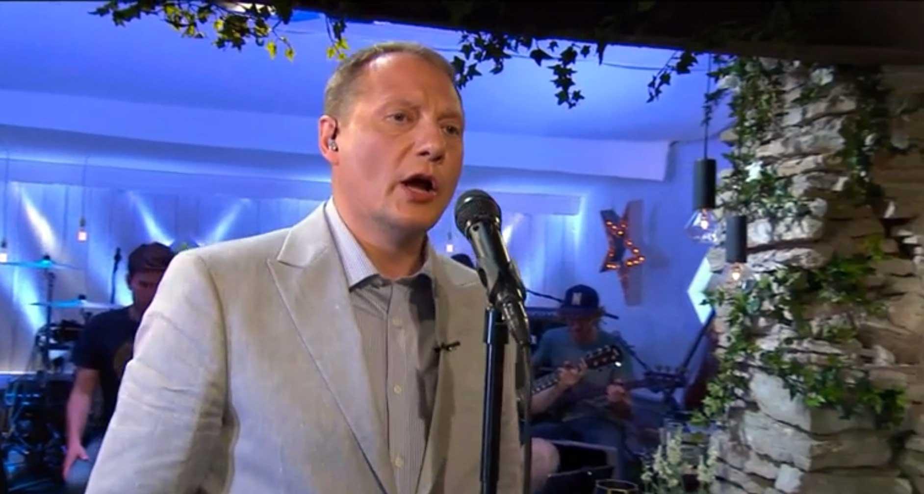Magnus Carlson sjunger ”Sommarlängtan” .