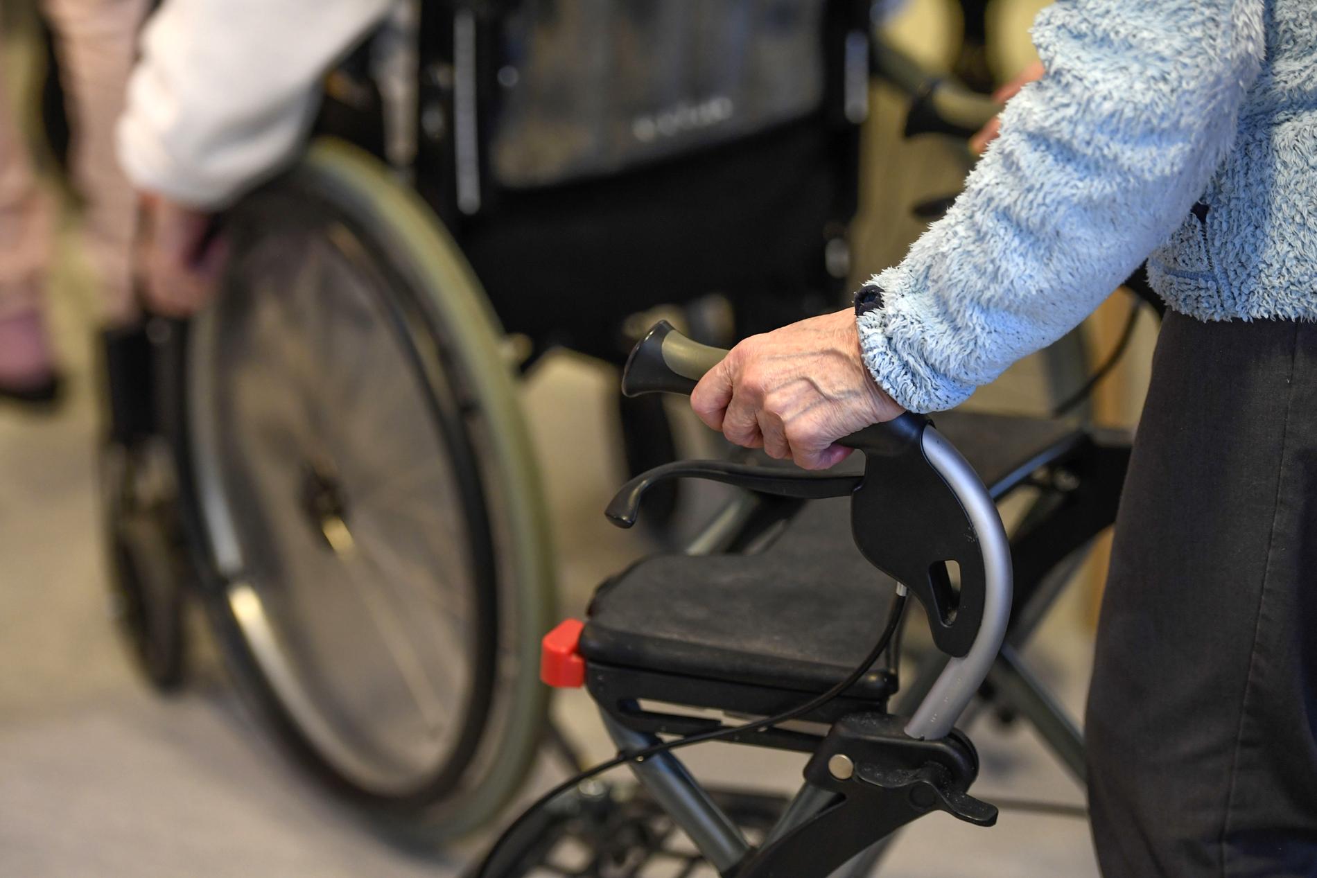 En 85-årig kvinna dog efter en rullstolsolycka på ett äldreboende. Nu har kommunen anmält händelsen. 