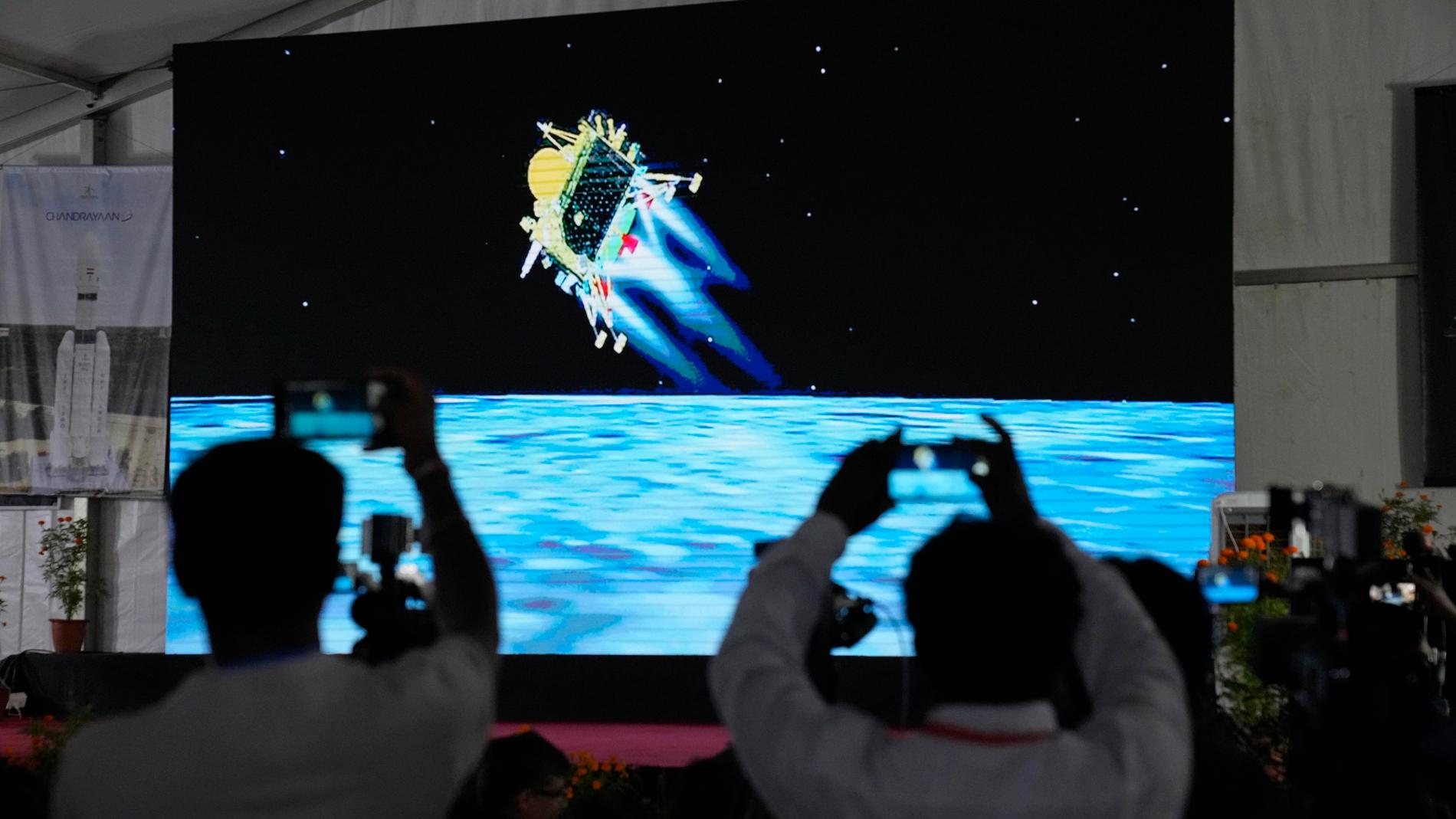 Journalister i Bangalore filmar direktsändningen där den indiska månsonden Vikram kopplades loss från den kretsande farkosten Chandrayaan 3 för att landa på månen.