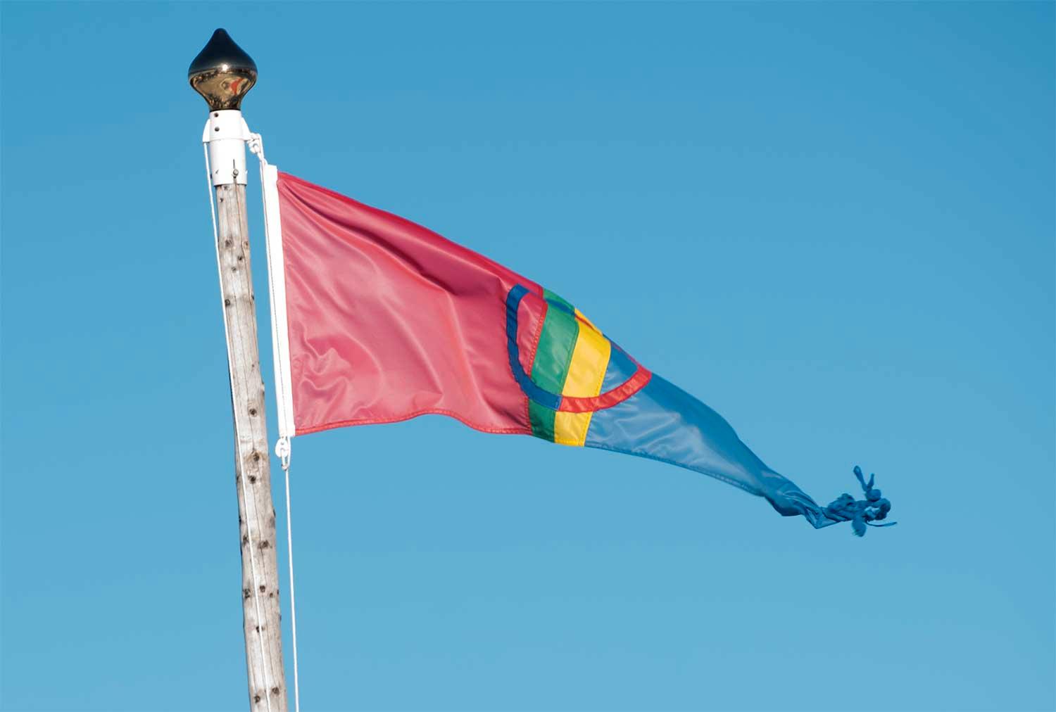 Samisk politiker planerar en flaggprotest.